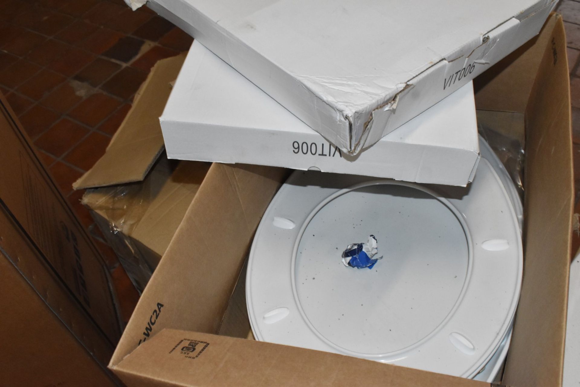 1 x Assorted Job Lot to Include 2 x Toilet Pans, 2 x Cisterns and Approx 5 x Toilet Seats - Image 6 of 13