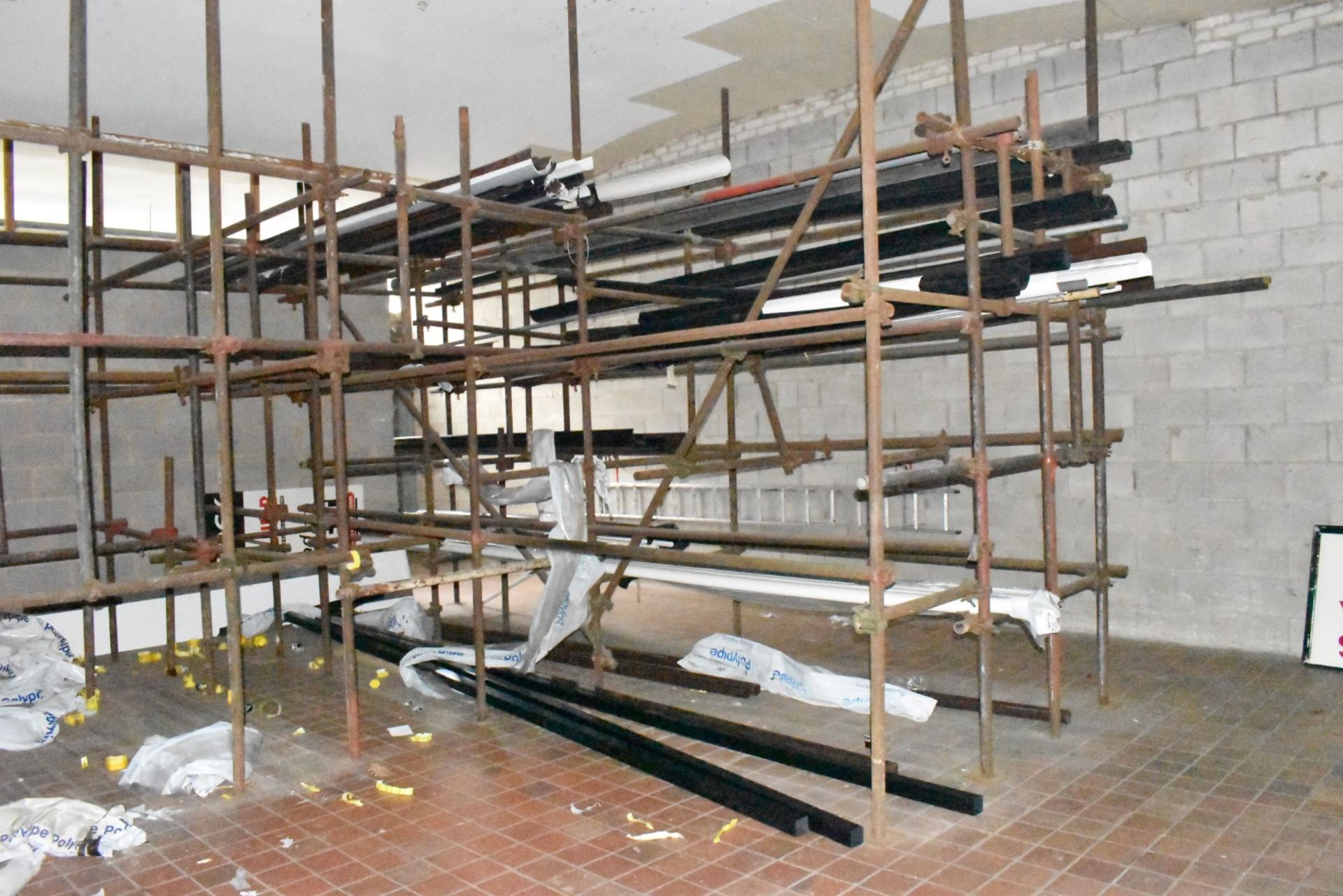 1 x Large Collection of Scaffolding and Fixtures Covering a Floor Space of Approx 13 x 13ft - Image 3 of 15