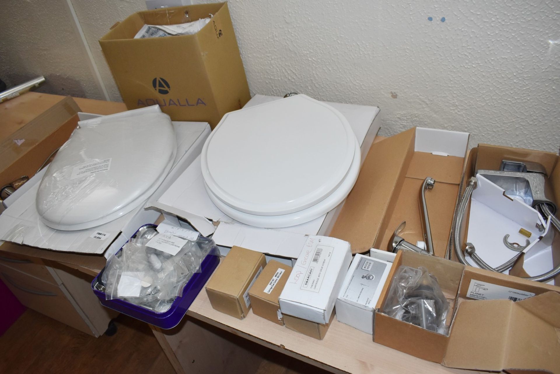 1 x Assorted Collection of Bathroom Accessories Including Toilet Seats, Brassware, Fittings - Image 10 of 10