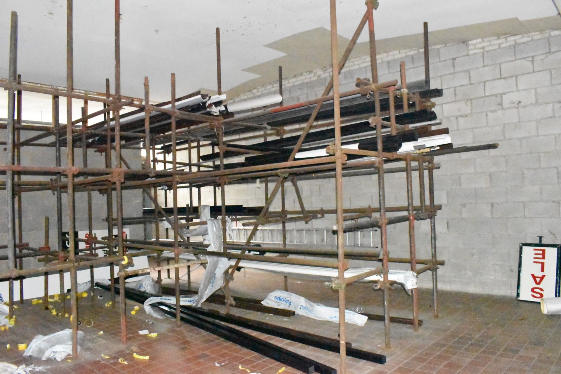 1 x Large Collection of Scaffolding and Fixtures Covering a Floor Space of Approx 13 x 13ft - Image 15 of 15