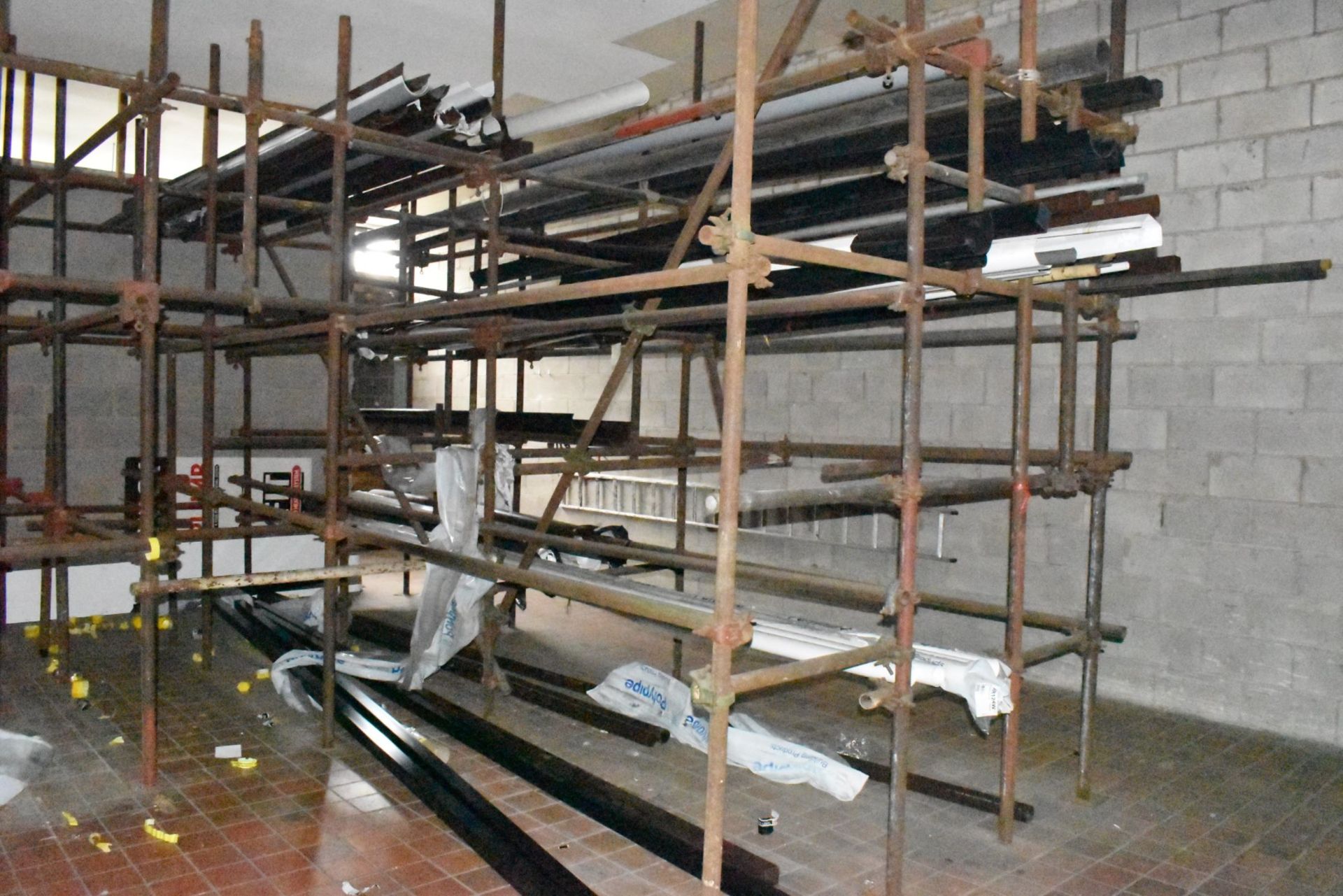 1 x Large Collection of Scaffolding and Fixtures Covering a Floor Space of Approx 13 x 13ft - Image 7 of 15