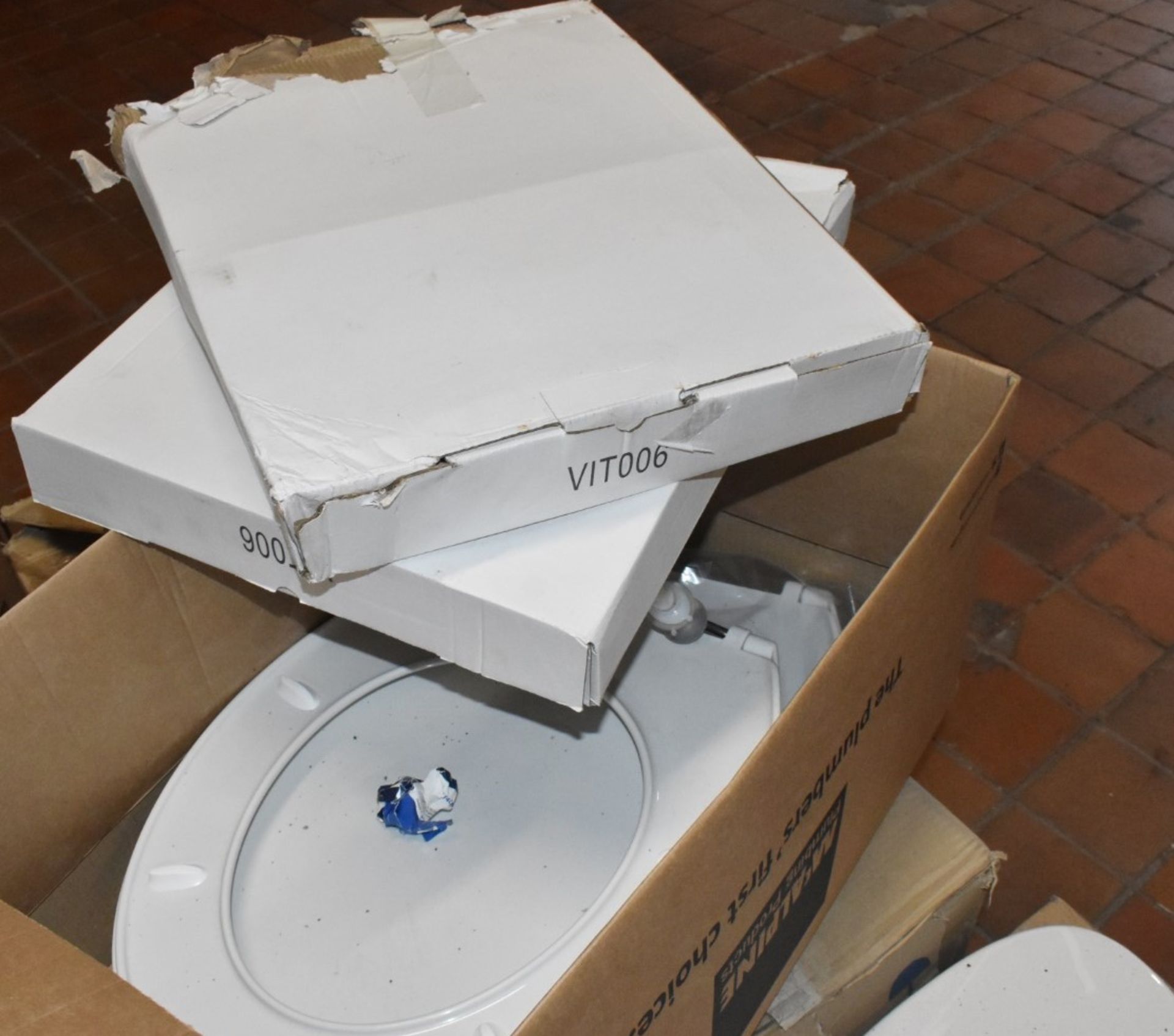 1 x Assorted Job Lot to Include 2 x Toilet Pans, 2 x Cisterns and Approx 5 x Toilet Seats - Image 5 of 13