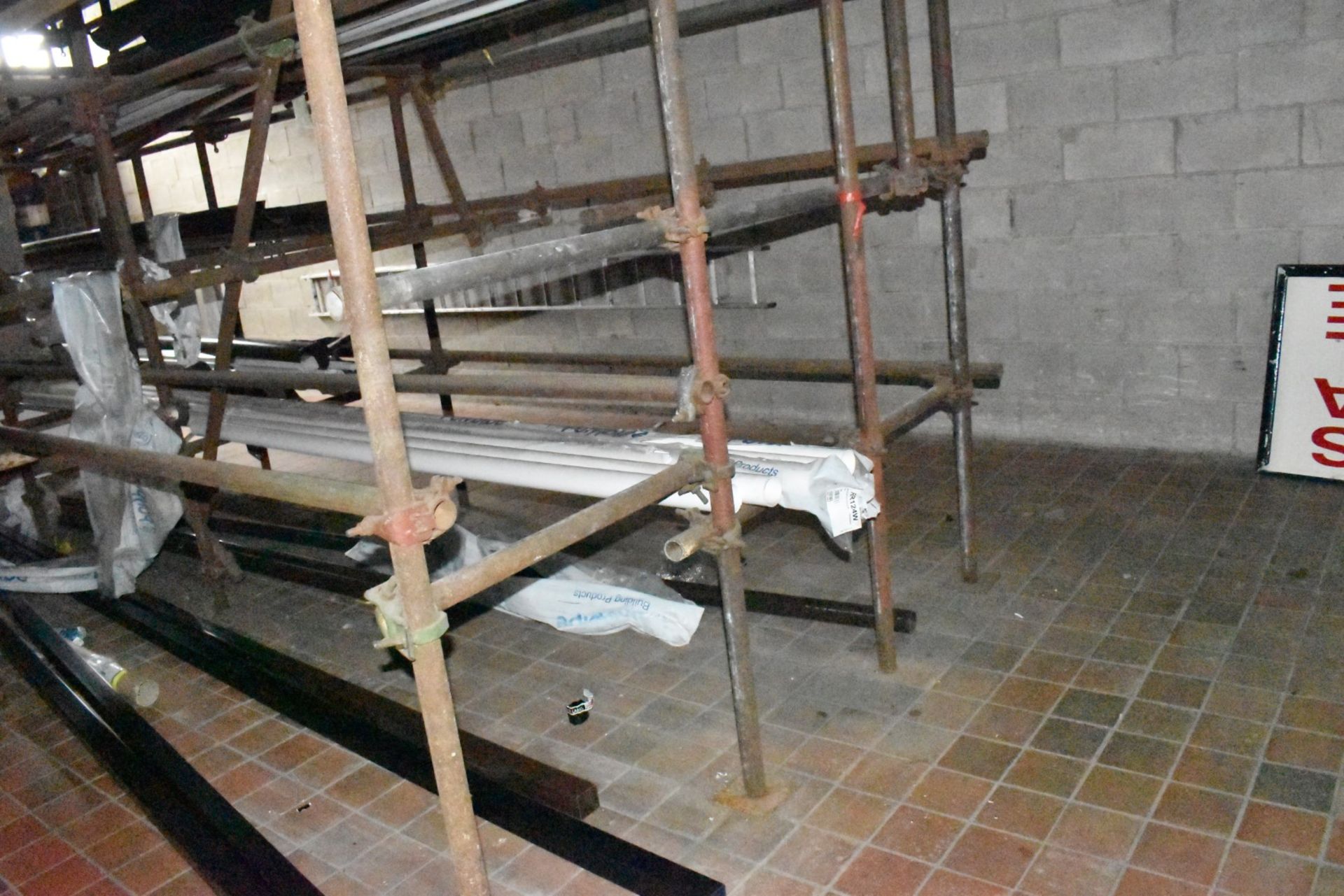 1 x Large Collection of Scaffolding and Fixtures Covering a Floor Space of Approx 13 x 13ft - Image 8 of 15