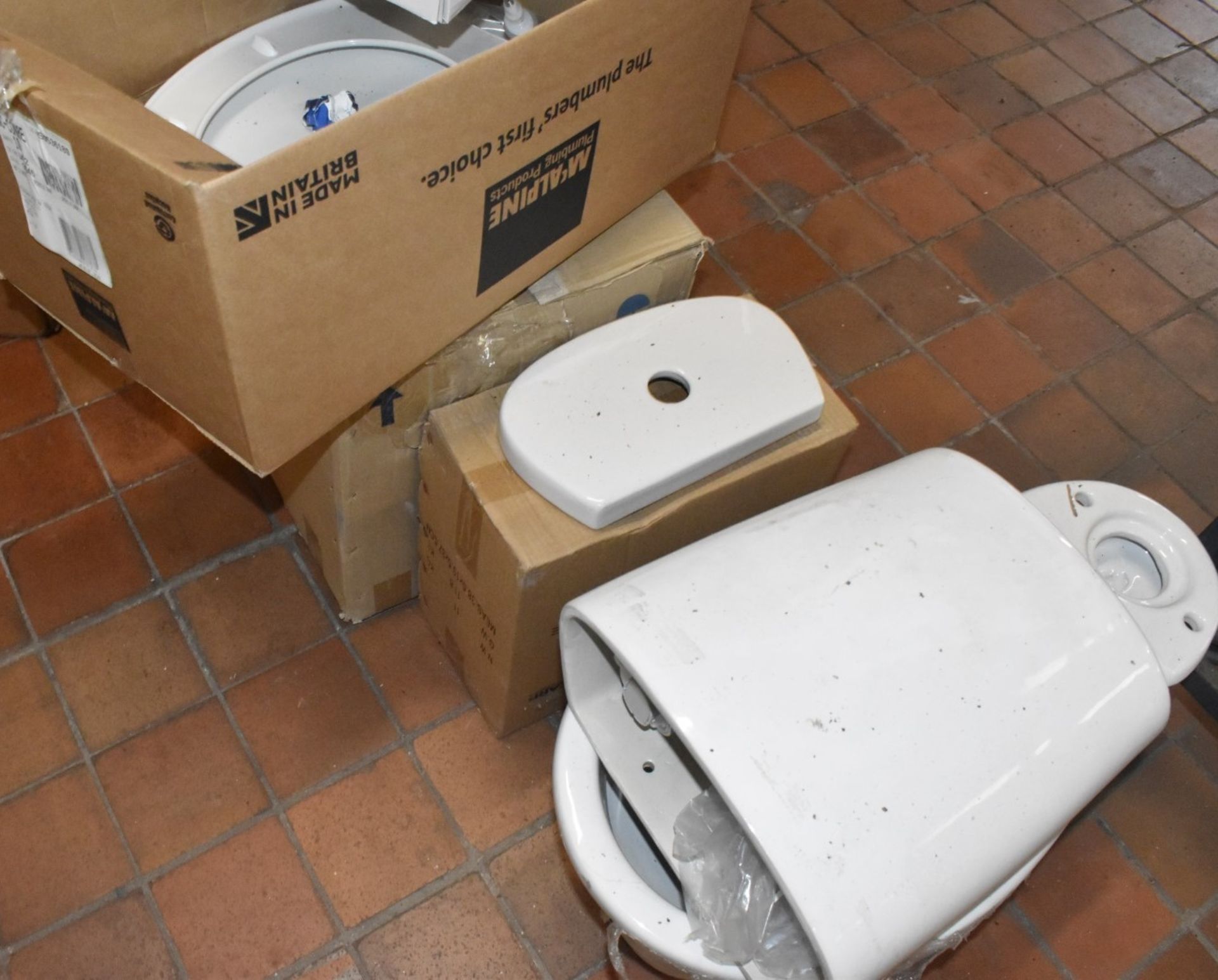 1 x Assorted Job Lot to Include 2 x Toilet Pans, 2 x Cisterns and Approx 5 x Toilet Seats - Image 3 of 13