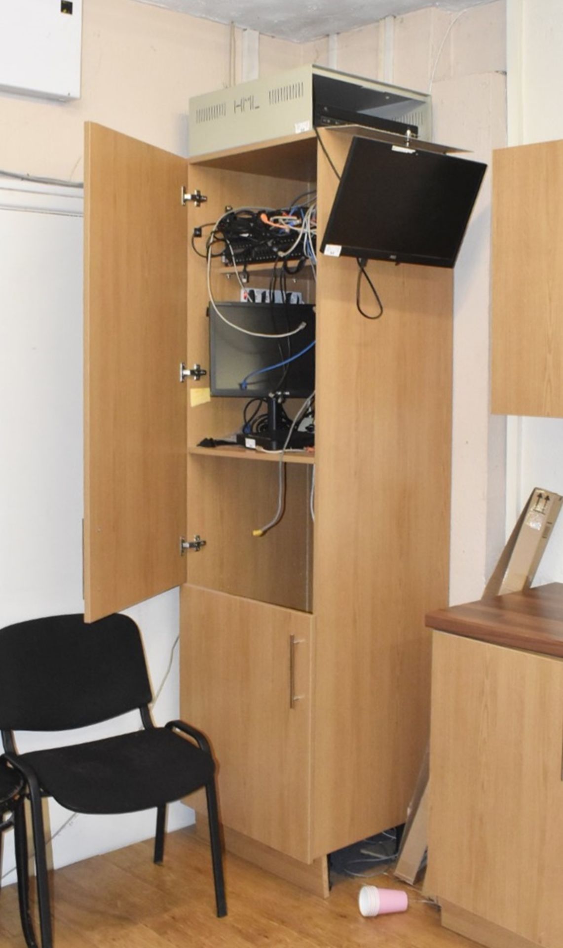 1 x Oak Fitted Kitchen Cabinets With 4m Walnut Worktop - 3 x Base, 1 x Larder and 4 x Wall Units - Image 4 of 4