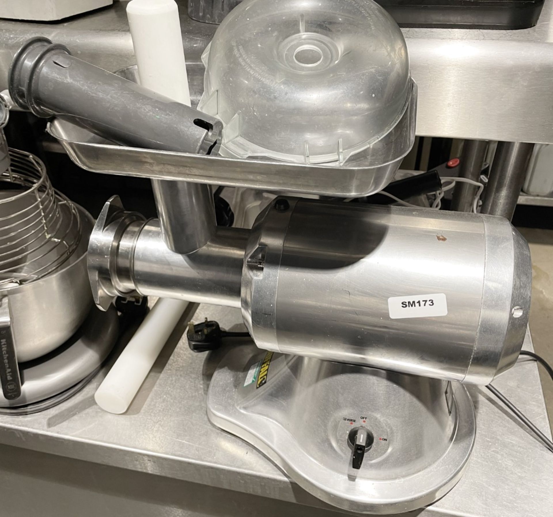 1 x Buffalo CD400 Heavy Duty Meat Mincer Commercial Mincer with Accessories - RRP £770 - Image 3 of 16
