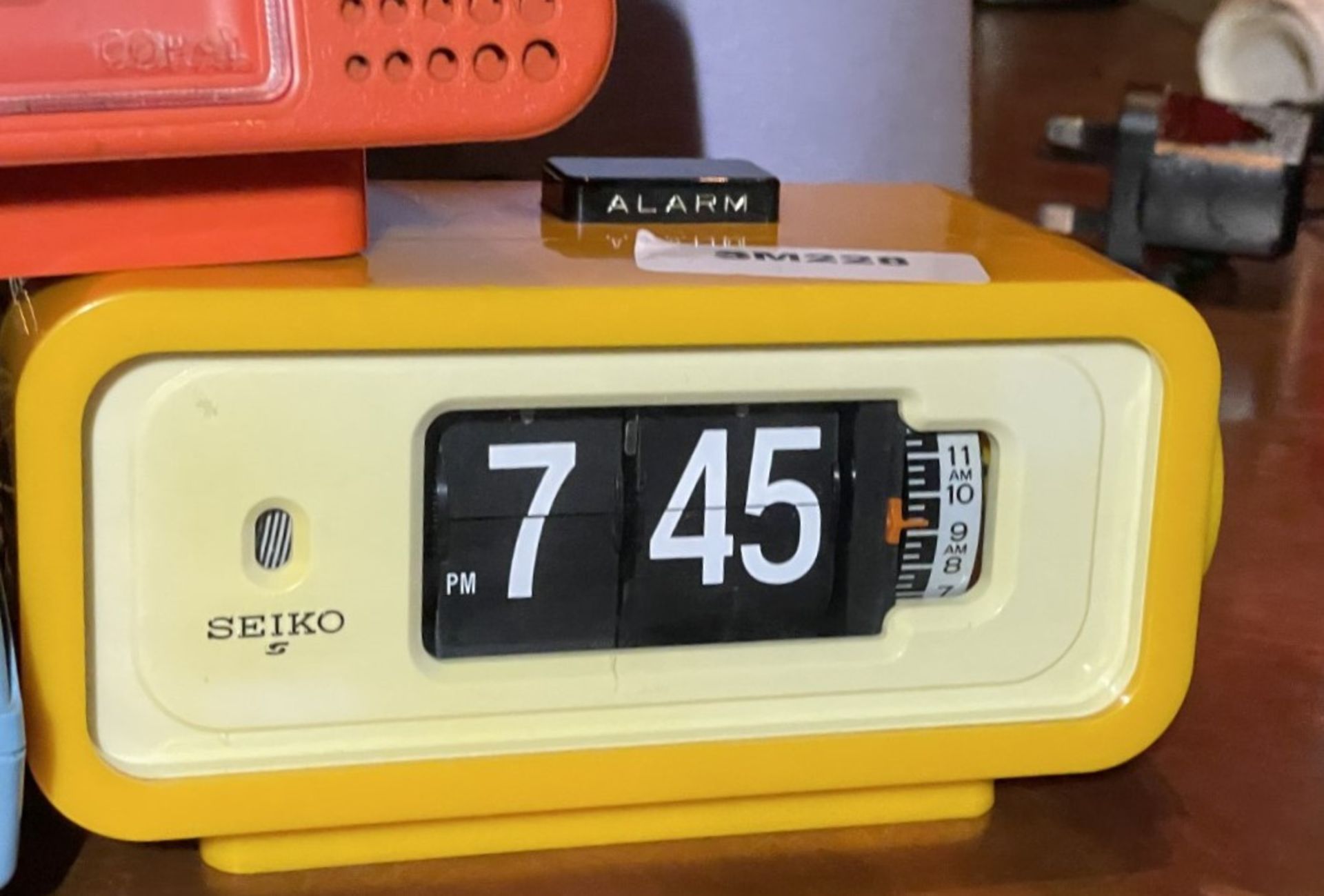 1 x Vintage Japanese Seiko DP666T Digital Flip Alarm Clock With a Yellow Body - Image 2 of 5