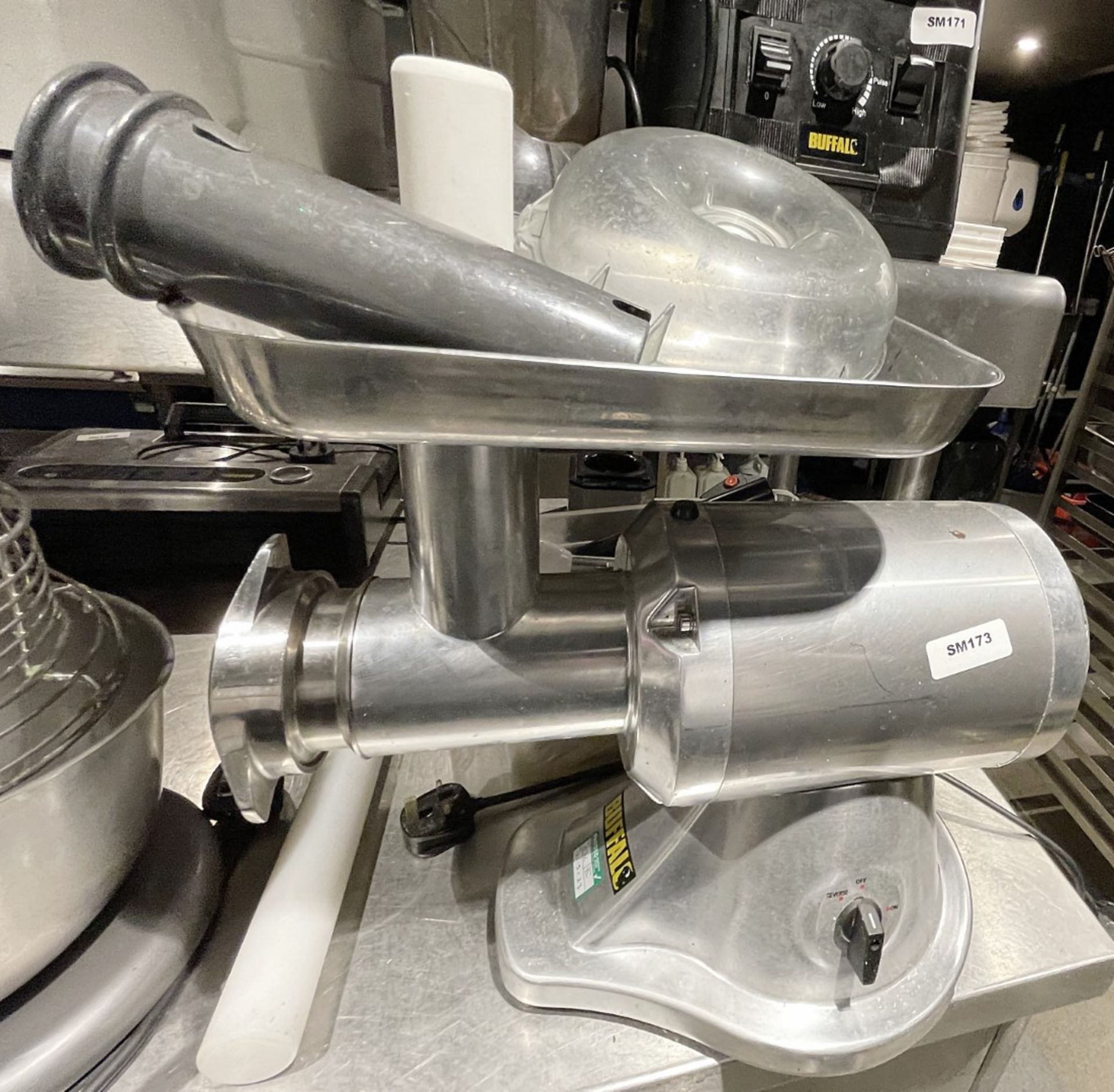 1 x Buffalo CD400 Heavy Duty Meat Mincer Commercial Mincer with Accessories - RRP £770 - Image 10 of 16