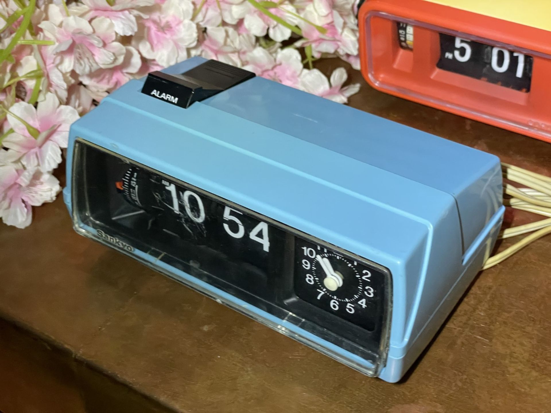 1 x Vintage Japanese Sankyo L106Z 50/60Hz Digital Flip Alarm Clock With a Blue Body - Image 3 of 5