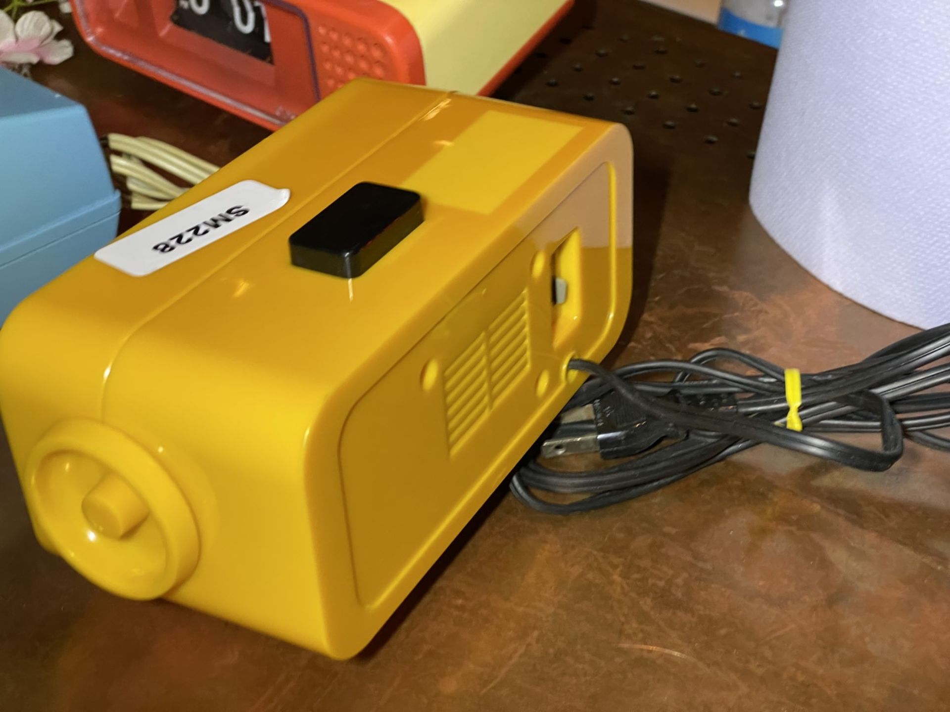 1 x Vintage Japanese Seiko DP666T Digital Flip Alarm Clock With a Yellow Body - Image 3 of 5