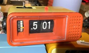 1 x Vintage Japanese Noshinomiya RP-121 Digital 50/60Hz Flip Alarm Clock With Beige/Red Body