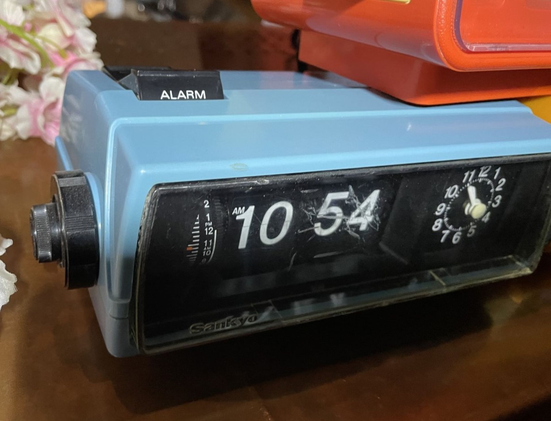 1 x Vintage Japanese Sankyo L106Z 50/60Hz Digital Flip Alarm Clock With a Blue Body - Image 2 of 5