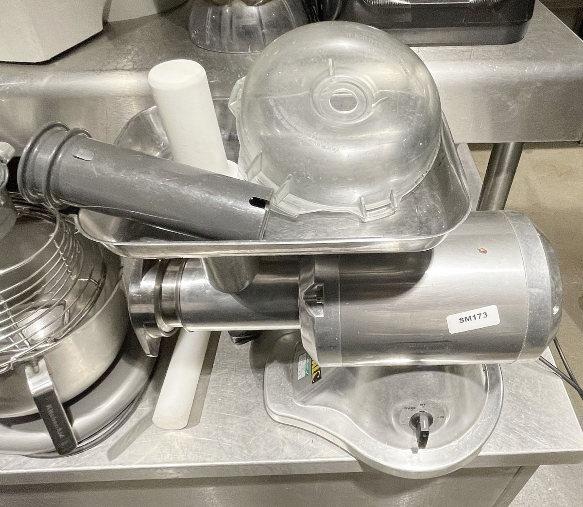 1 x Buffalo CD400 Heavy Duty Meat Mincer Commercial Mincer with Accessories - RRP £770 - Image 11 of 16