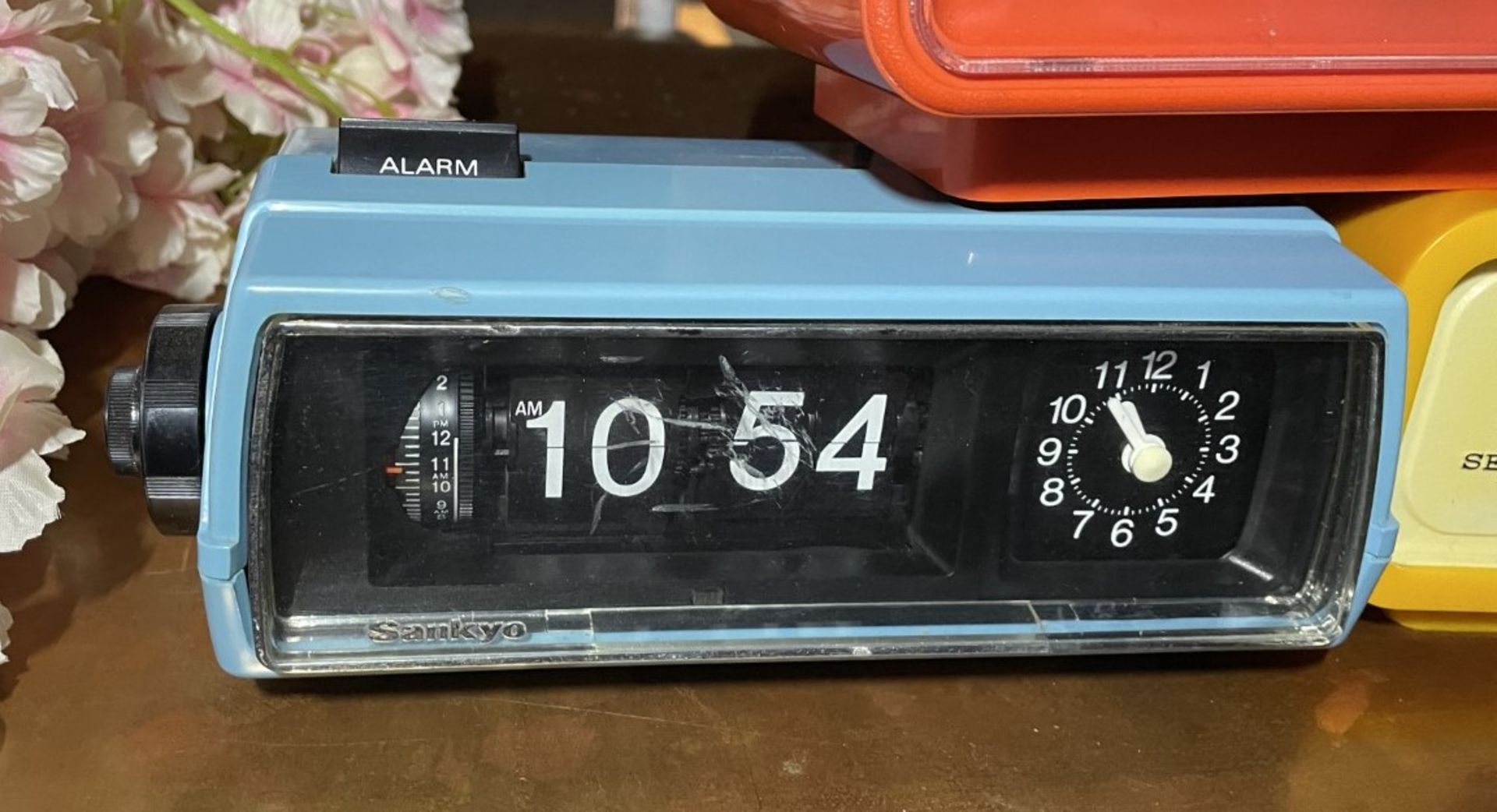 1 x Vintage Japanese Sankyo L106Z 50/60Hz Digital Flip Alarm Clock With a Blue Body