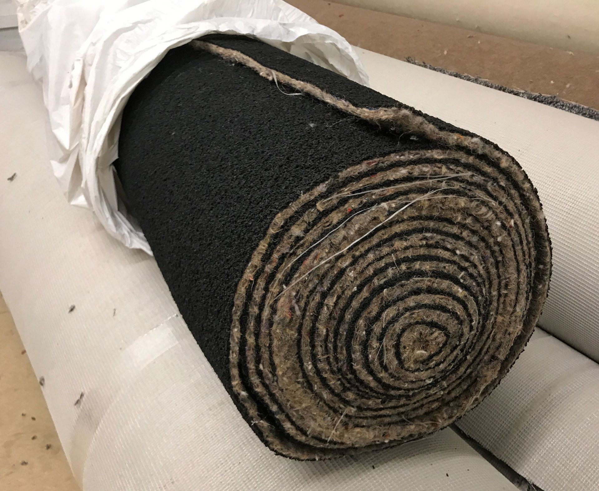 1 x Axminster Carpets High Grade Carpet Underlay - 15 Square Meters Per Roll - 1.35M Wide - Ref: - Image 2 of 4