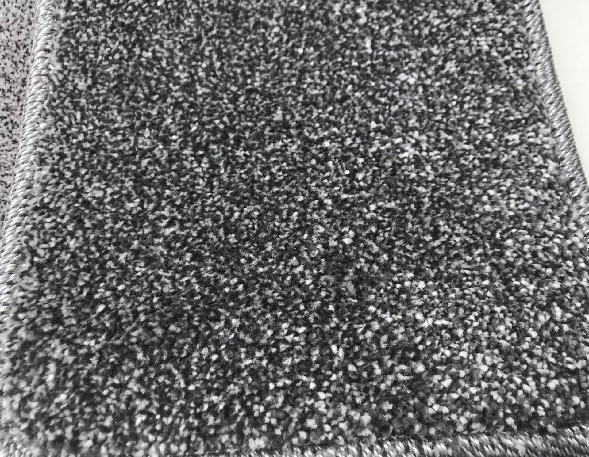 1 x Luxury 50Oz Twist Pile Carpet - Colour Platinum Grey - 18X4 Meter Roll - Rrp £36.99/Sqm - Ref: - Image 5 of 5