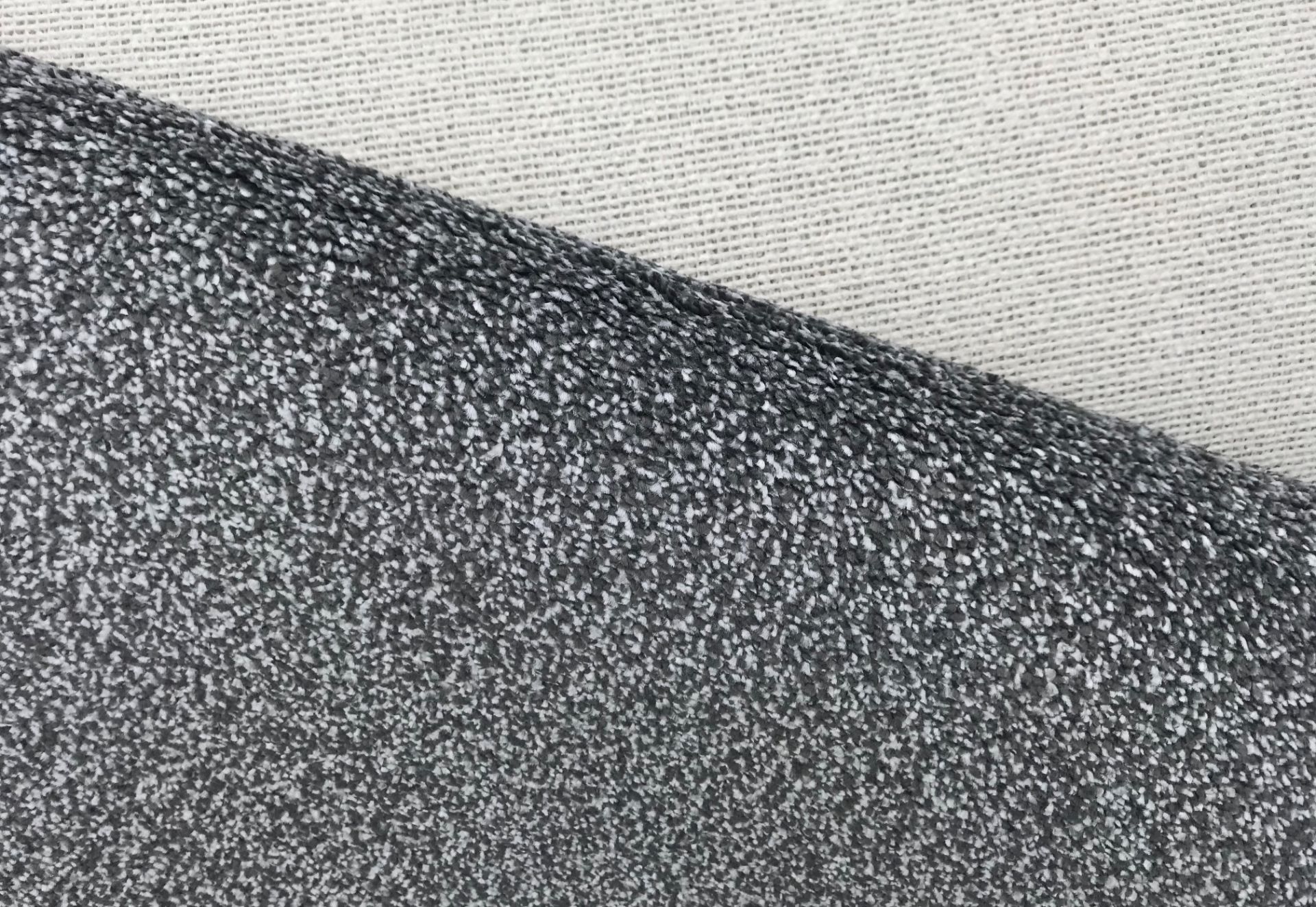 1 x Luxury 50Oz Twist Pile Carpet - Colour Platinum Grey - 25X4 Meter Roll - Rrp £36.99/Sqm - Ref: - Image 4 of 5