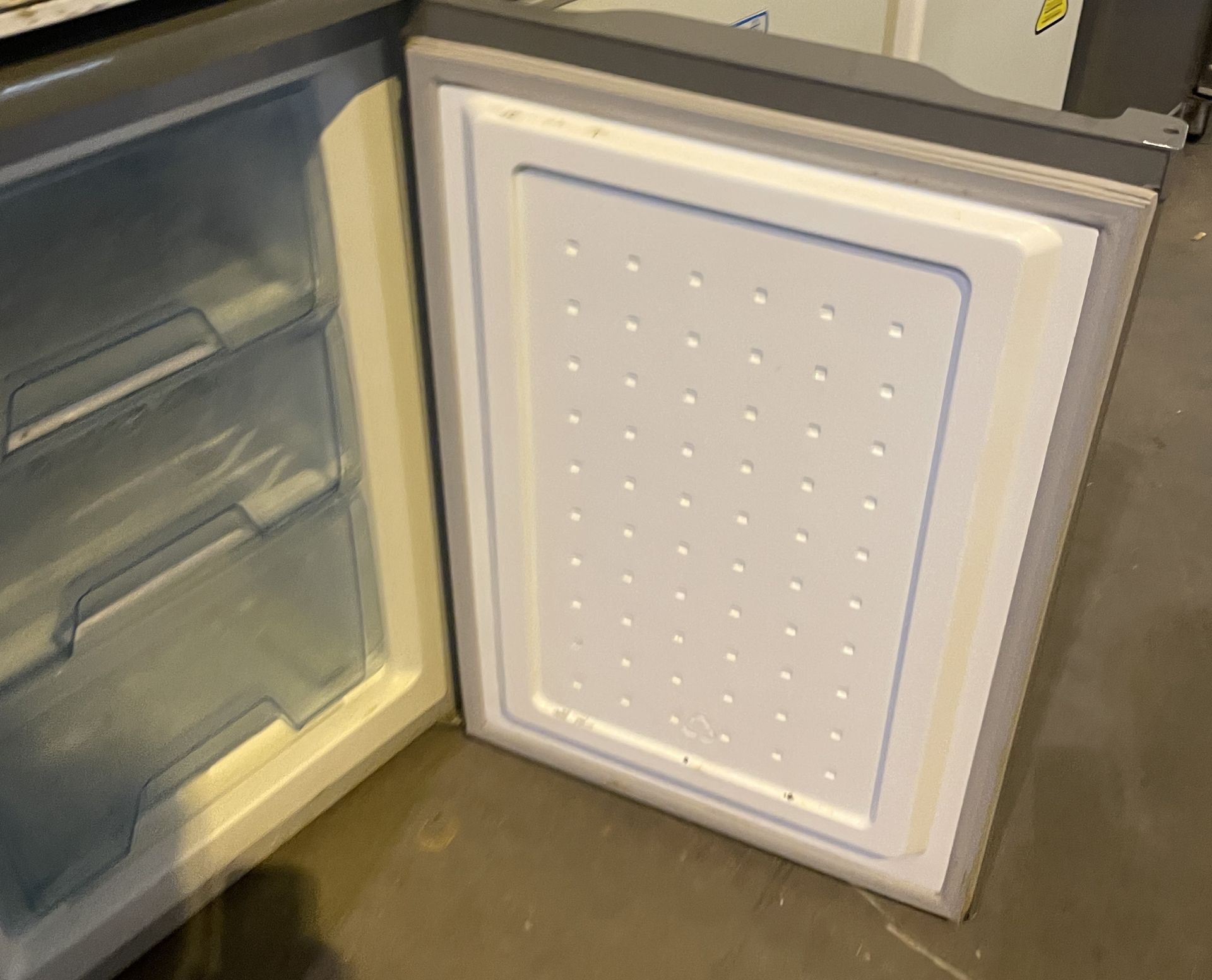 1 x Logik Undercounter Freezer With Three Drawers And Silver Finish - Image 2 of 3