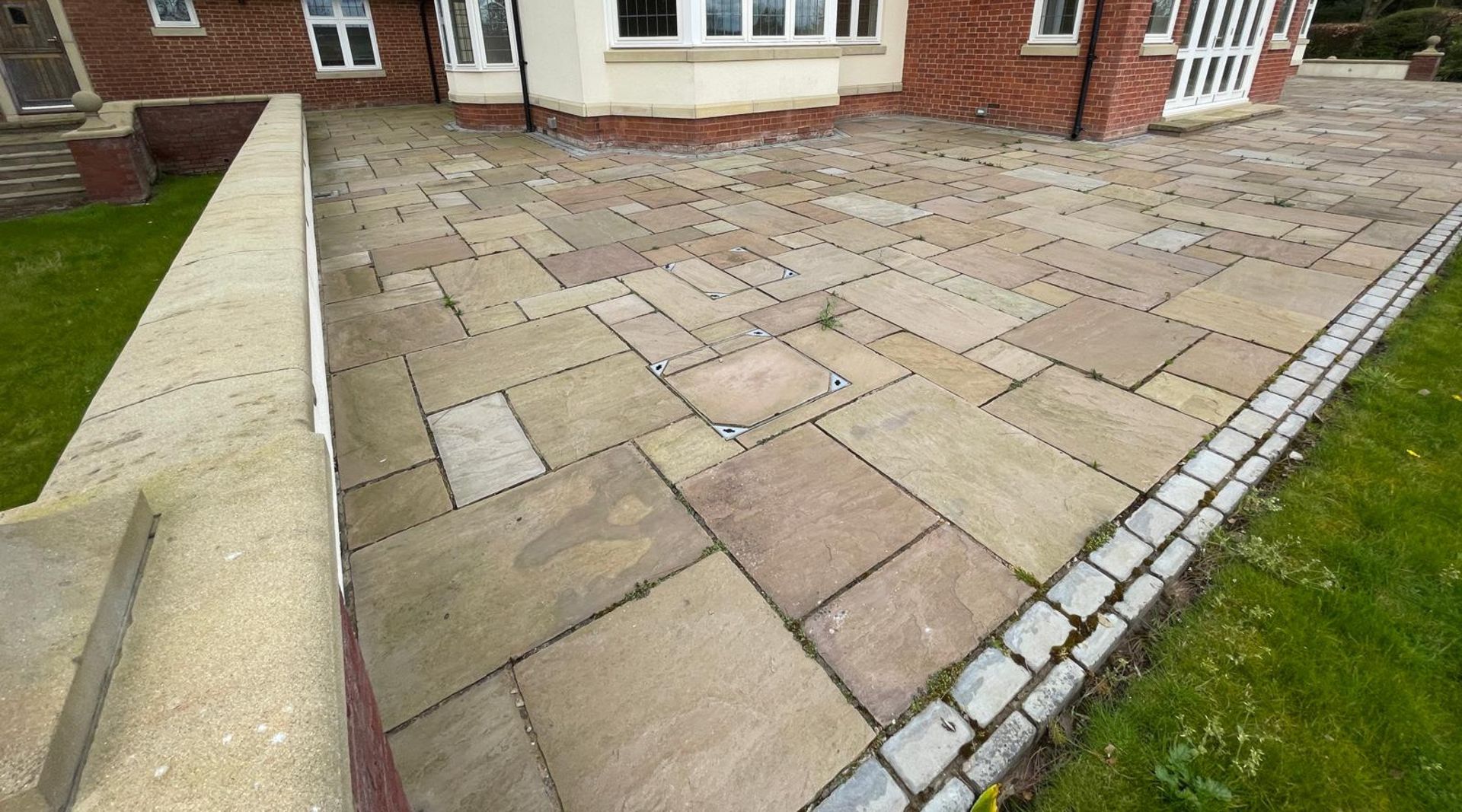 Large Quantity of Yorkstone Paving - Over 340sqm - CL896 - NO VAT ON THE HAMMER - Location: Wilmslow - Image 37 of 57