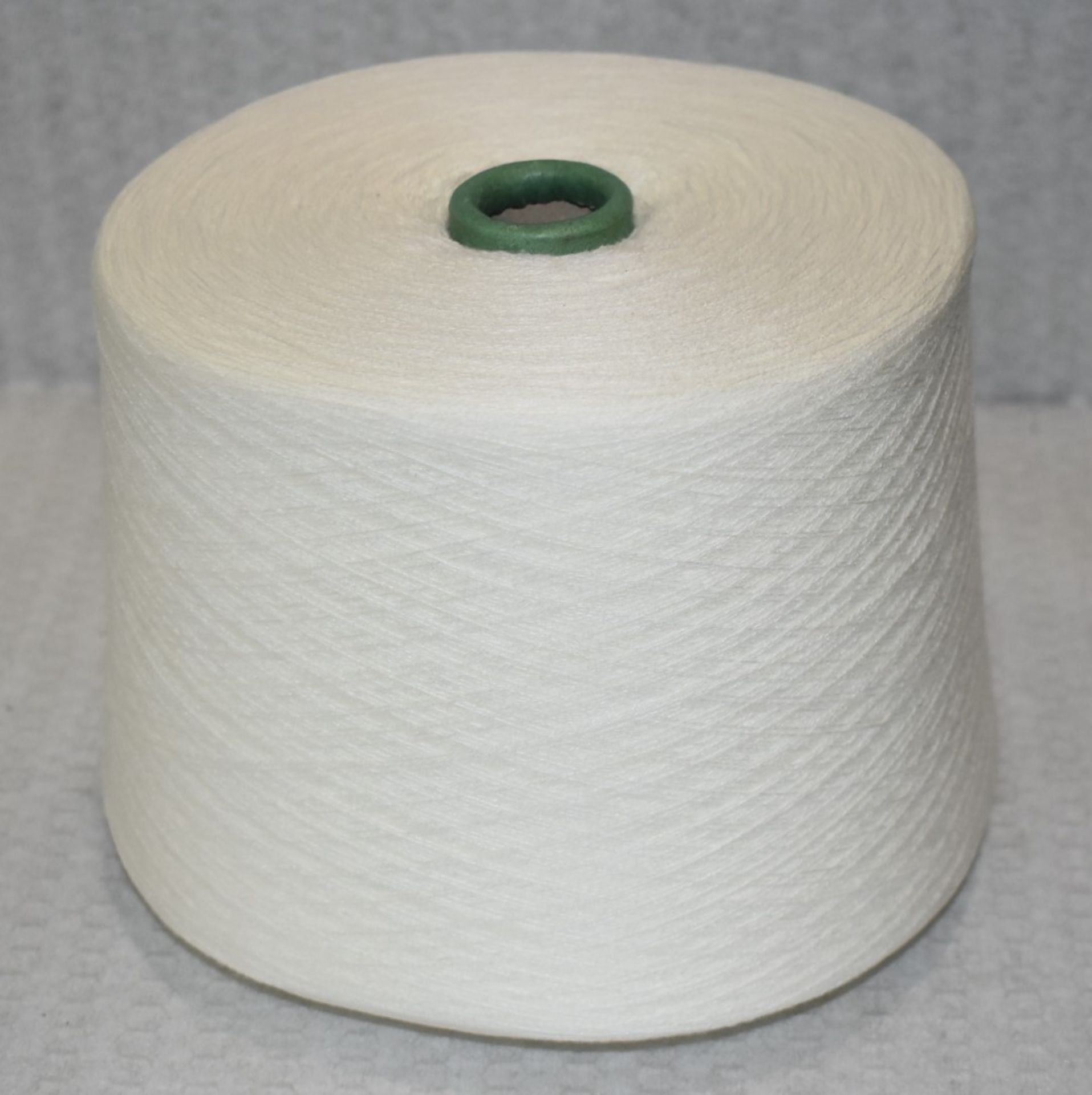 6 x Cones of 28/2 H.B 100% Acrylic Knitting Yarn - Colour: Ivory - Approx Weight: 1,300g - New Stock - Image 3 of 10