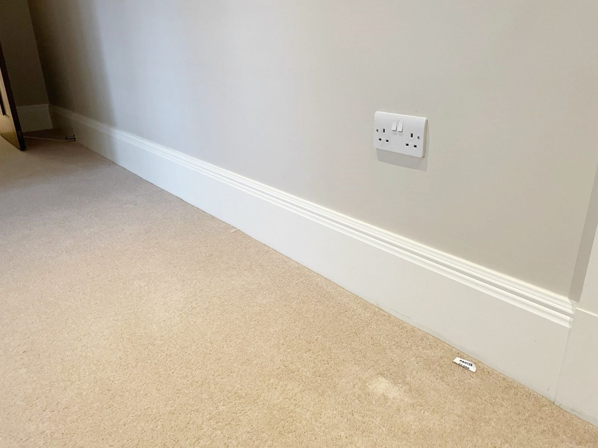 Approximately 20-Metres of Painted Timber Wooden Skirting Boards, In White - Ref: PAN144 - NO VAT - Bild 10 aus 25