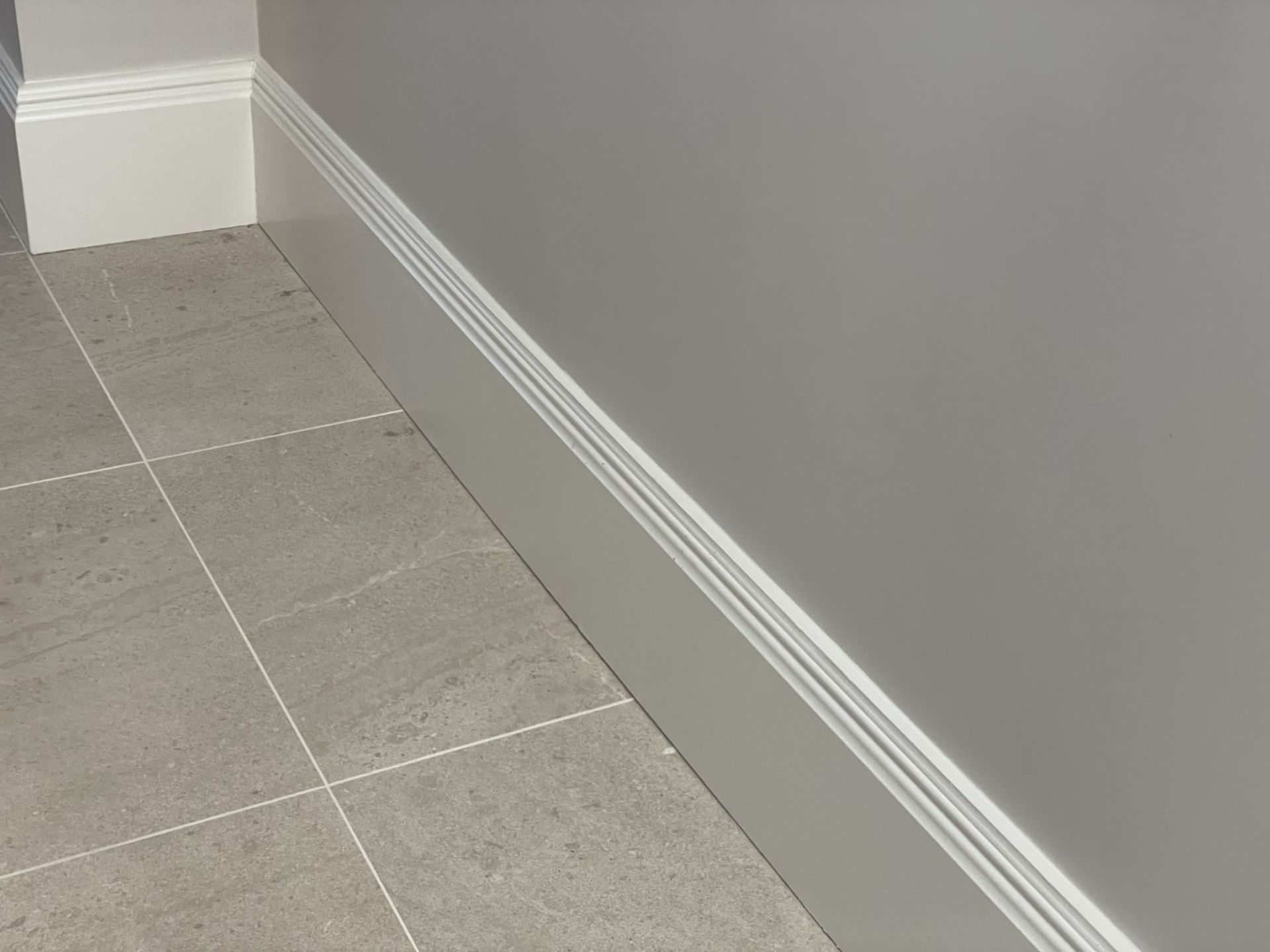 Approximately 10-Metres of Painted Timber Wooden Skirting Boards, In White - Ref: PAN210 - CL896 - - Bild 2 aus 9