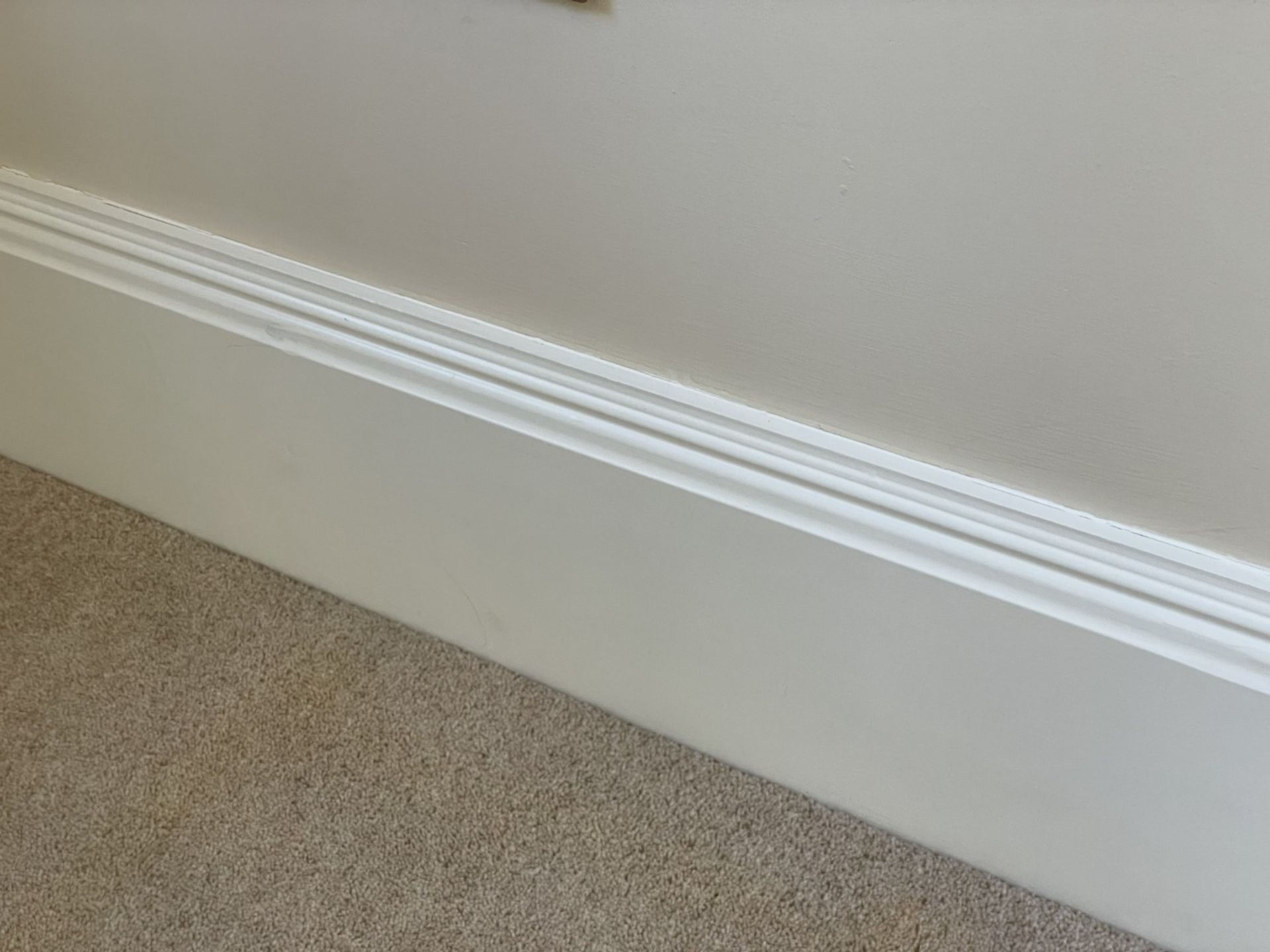 Approximately 20-Metres of Painted Timber Wooden Skirting Boards, In White - Ref: PAN219 - CL896 - - Bild 3 aus 8