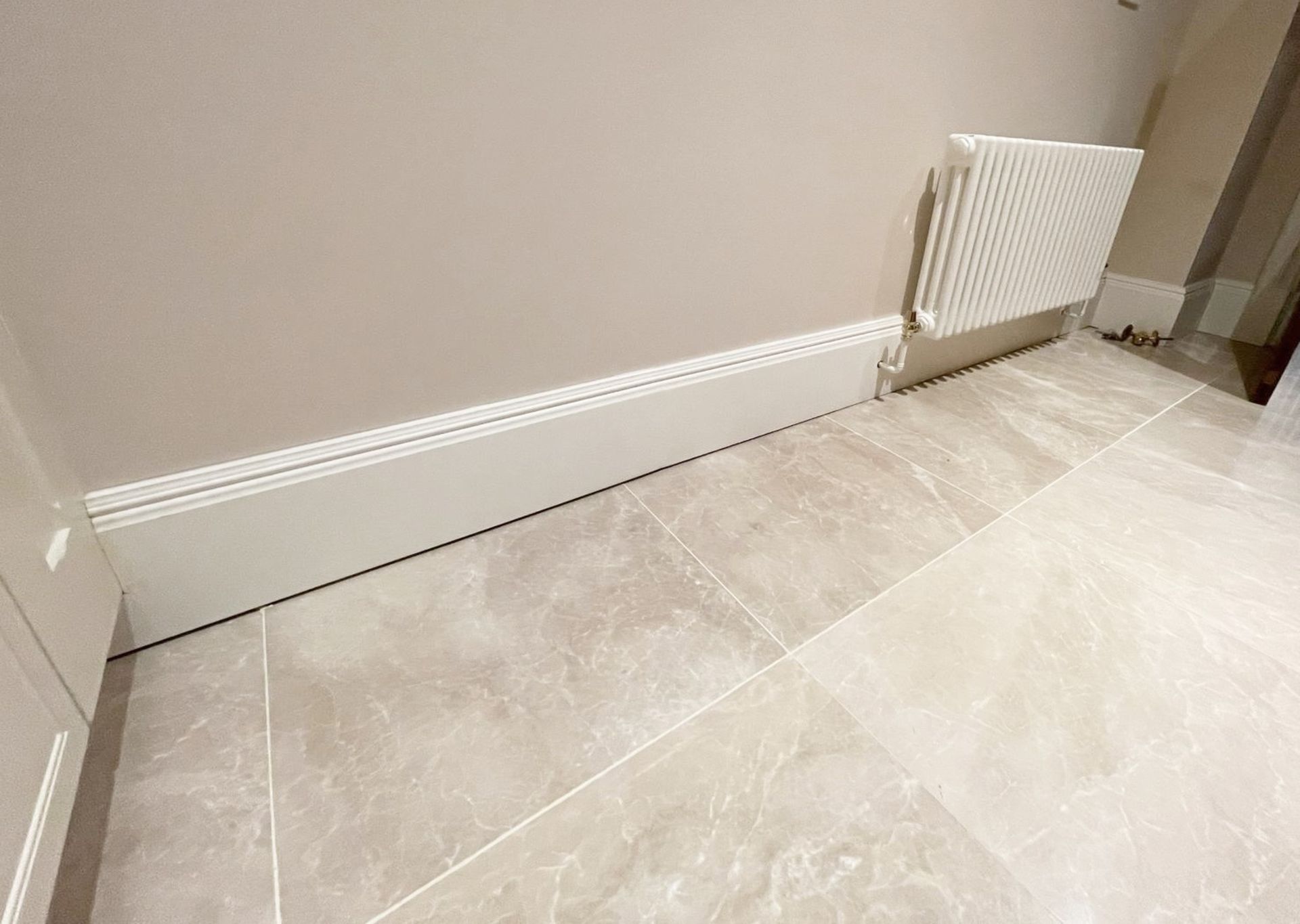 Approximately 20-Metres of Painted Timber Wooden Skirting Boards, In White - Ref: PAN144 - NO VAT - Image 14 of 25