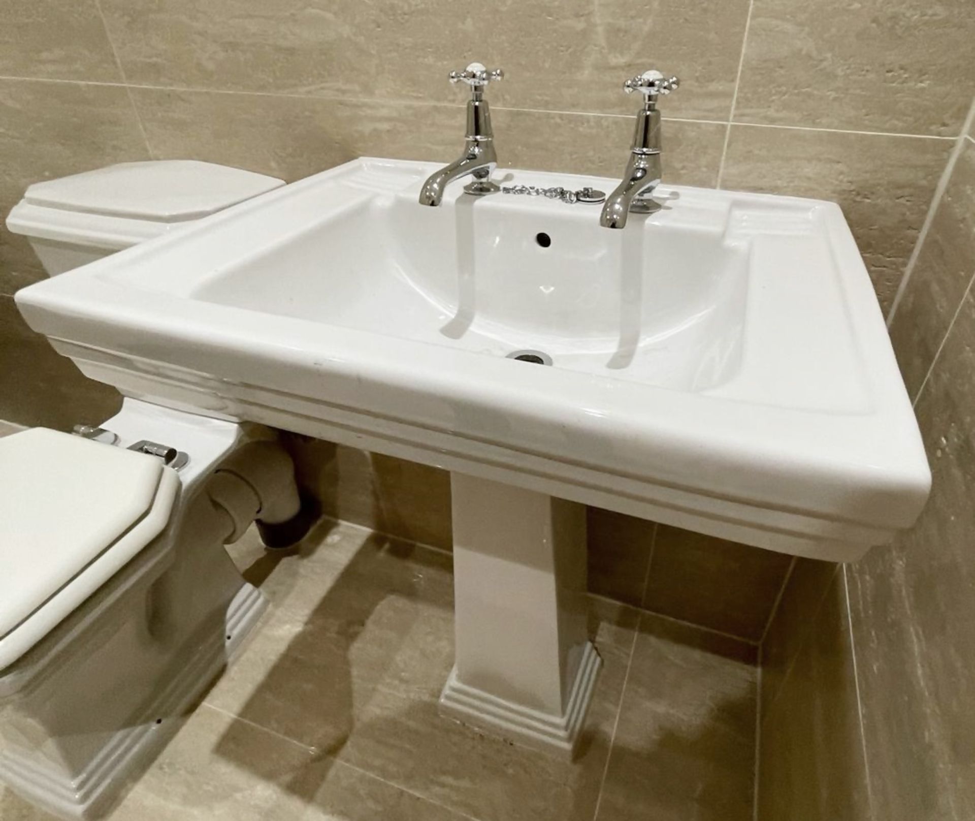 1 x Traditional Style Ceramic Sink and Pedestal - Ref: FRNT/BD - CL896 - NO VAT ON THE HAMMER - - Image 2 of 5