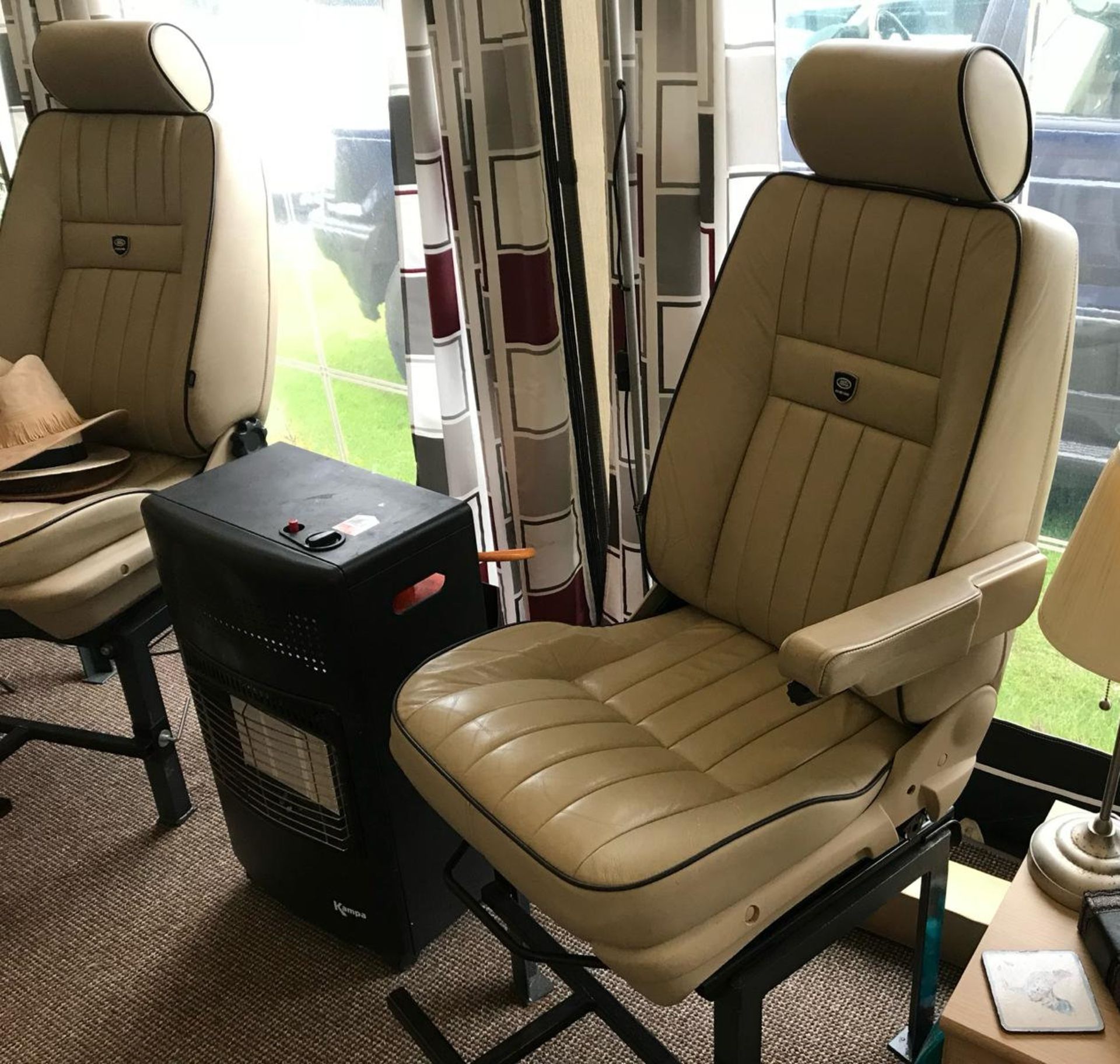 Bespoke Range Rover P38 1999 Seating - For Man Cave/Den - CL027 - NO VAT ON THE HAMMER - Location: - Image 6 of 8