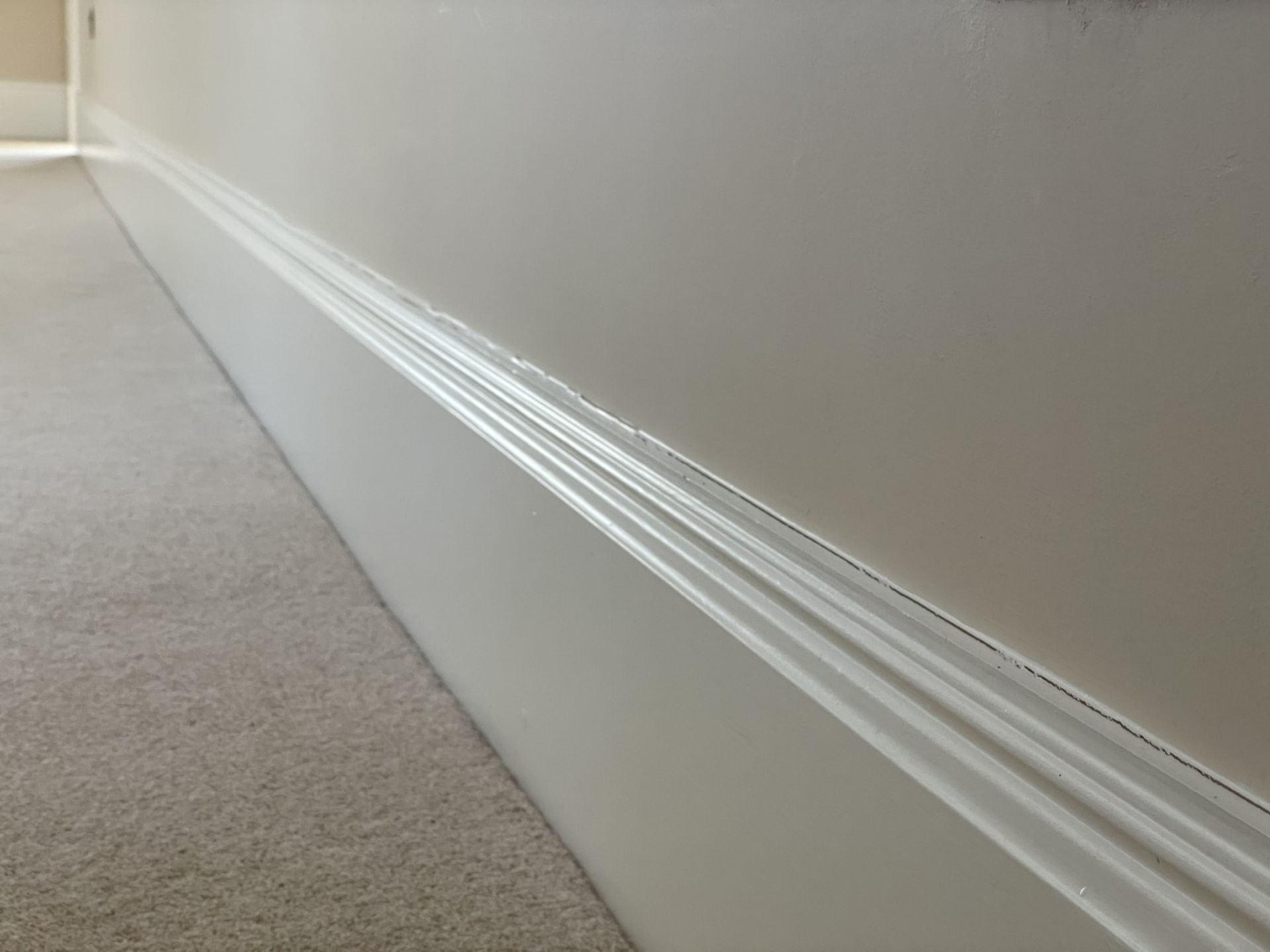 Approximately 20-Metres of Painted Timber Wooden Skirting Boards, In White - Ref: PAN219 - CL896 - - Bild 7 aus 8