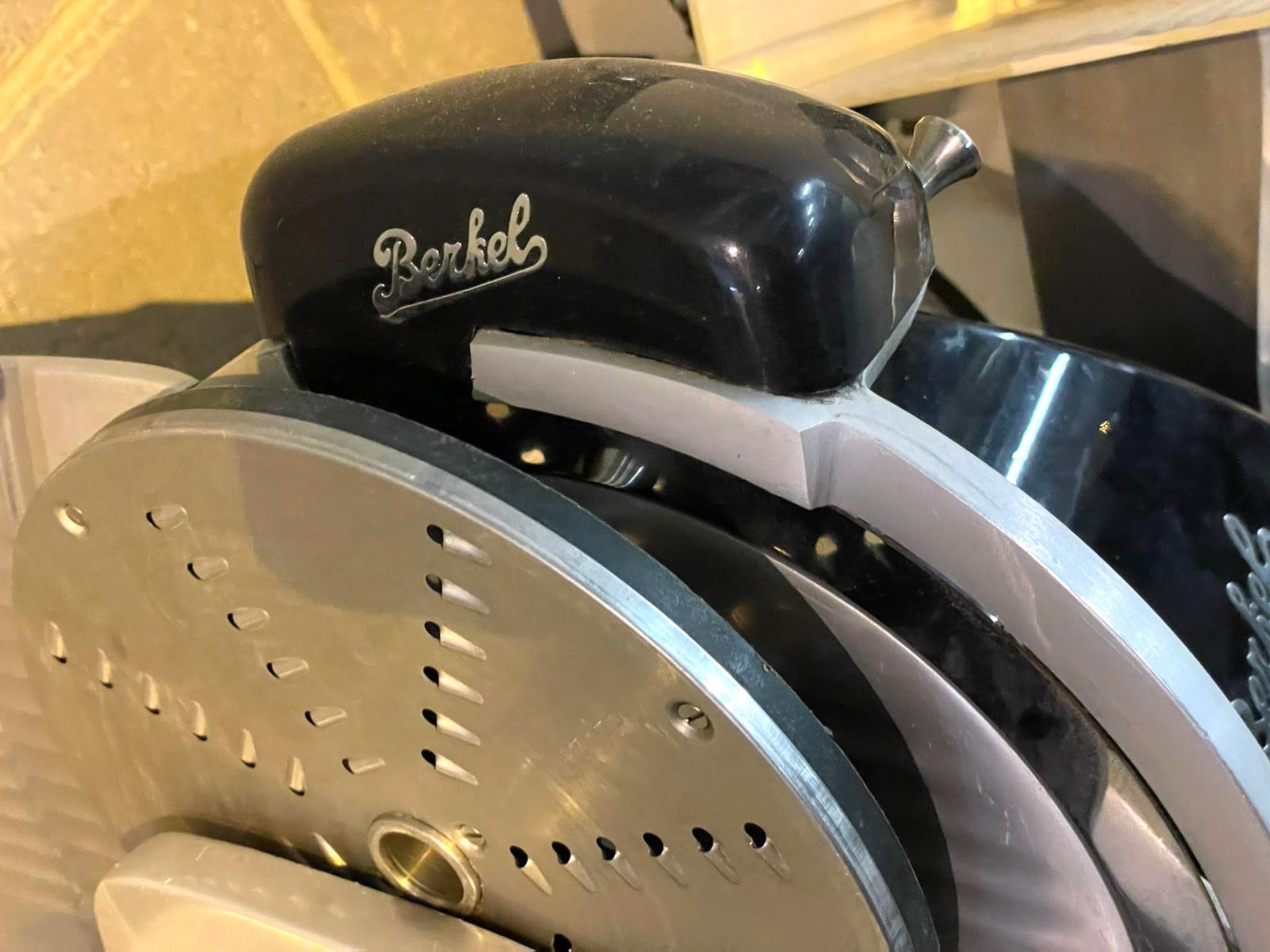 1 x Berkel Meat Slicer With 250mm Gravity Blade - Model: RSBGM0100000N - Image 10 of 12