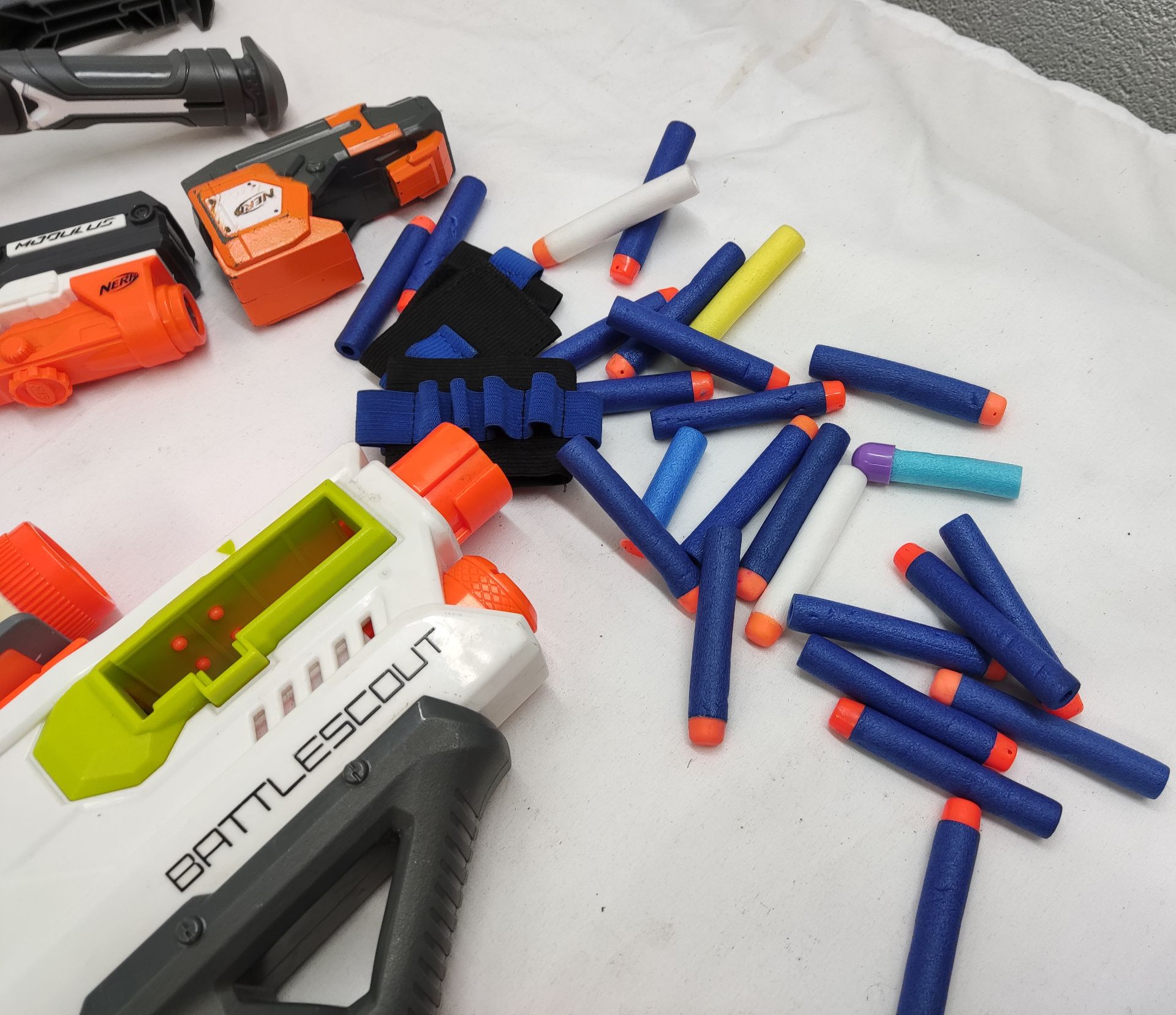 2 x Nerf Modulus Guns Plus Various Attachments And Accessories - Used - CL444 - NO VAT ON THE HAMMER - Image 8 of 10