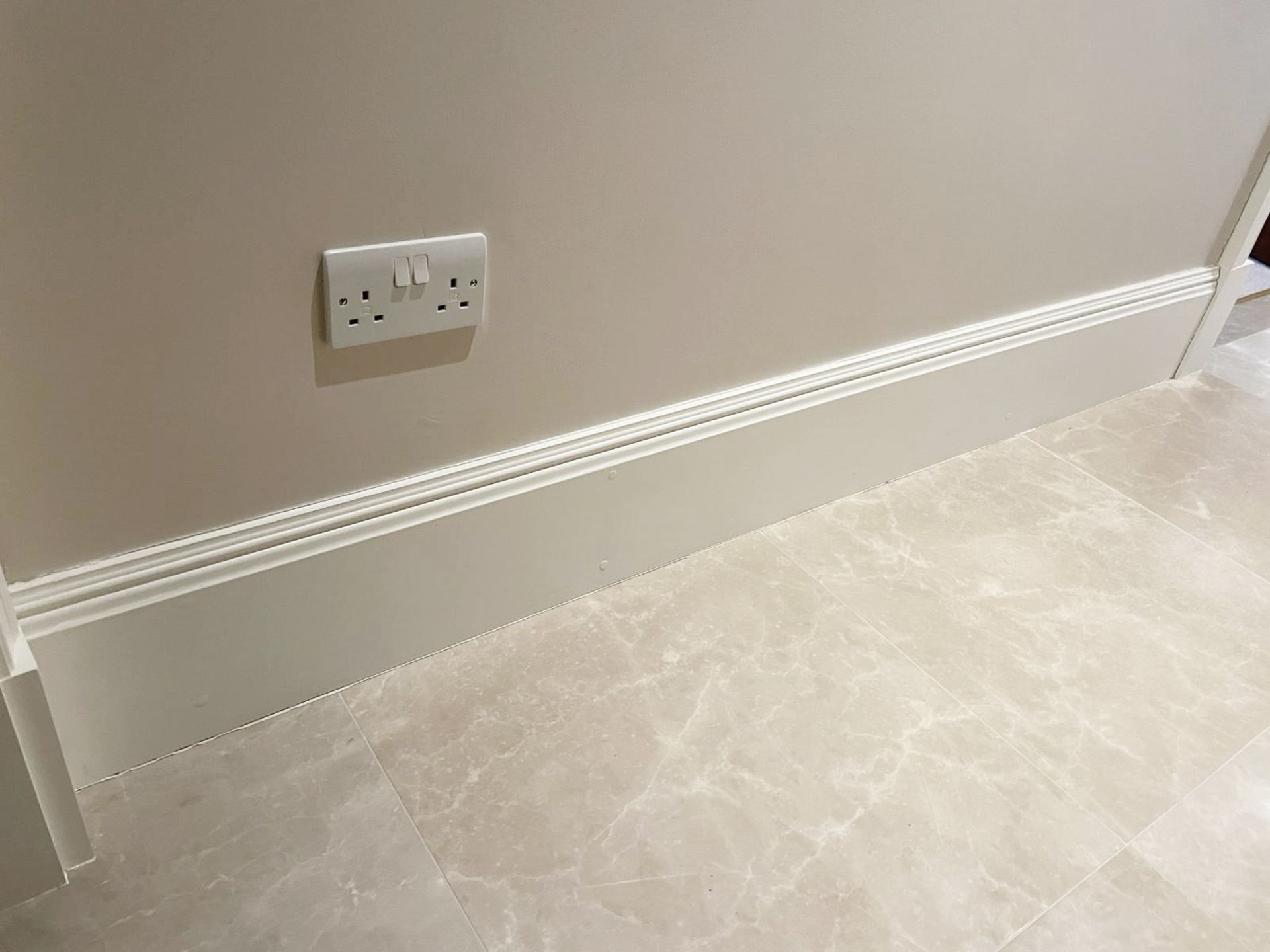 Approximately 20-Metres of Painted Timber Wooden Skirting Boards, In White - Ref: PAN144 - NO VAT - Bild 23 aus 25