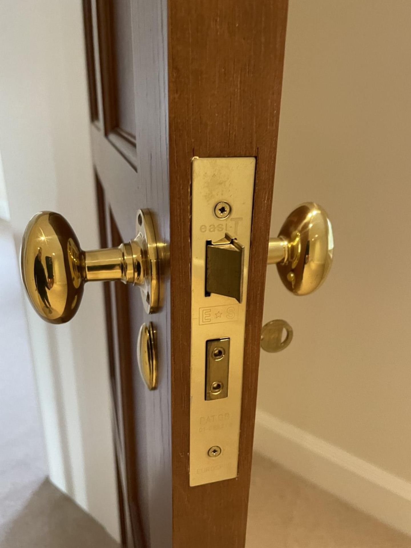 1 x Solid Oak Wooden Lockable Internal Door - Includes Handles and Hinges - Ref: PAN286 / - Image 6 of 17