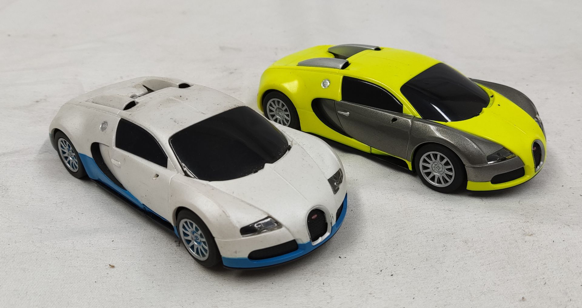 2 x Scalextric Bugatti Cars - Tested and Working - Used - CL444 - NO VAT ON THE HAMMER - Location: