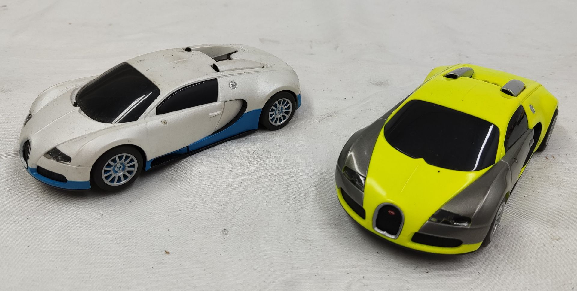 2 x Scalextric Bugatti Cars - Tested and Working - Used - CL444 - NO VAT ON THE HAMMER - Location: - Image 2 of 9