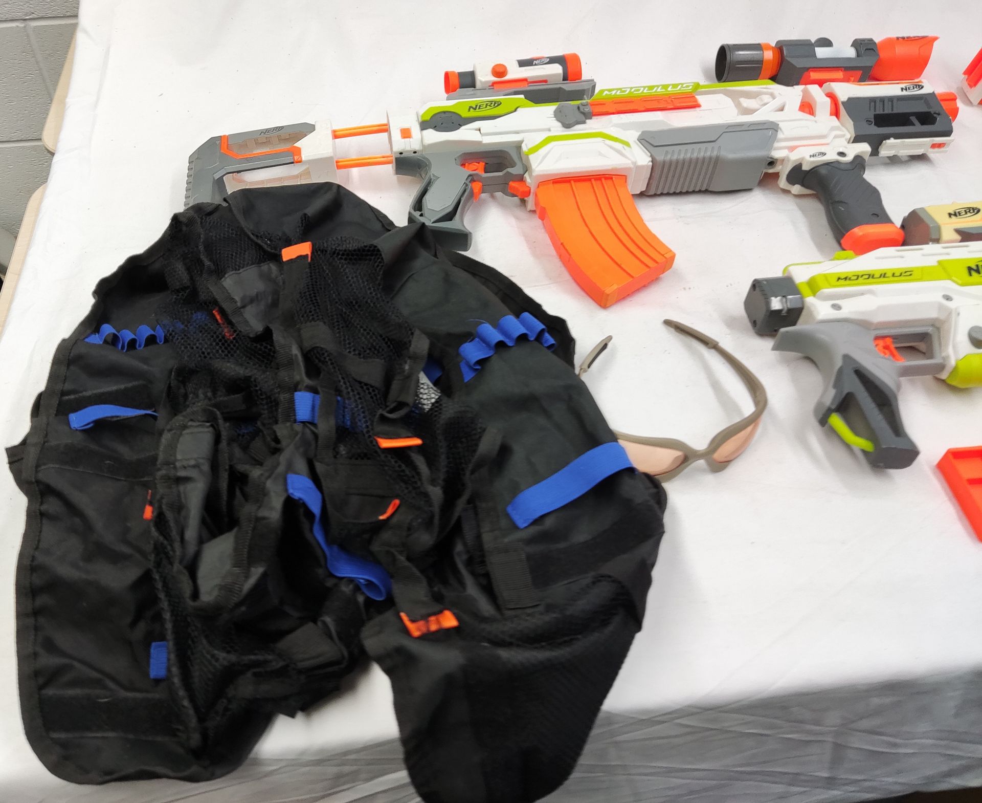 2 x Nerf Modulus Guns Plus Various Attachments And Accessories - Used - CL444 - NO VAT ON THE HAMMER - Image 2 of 10