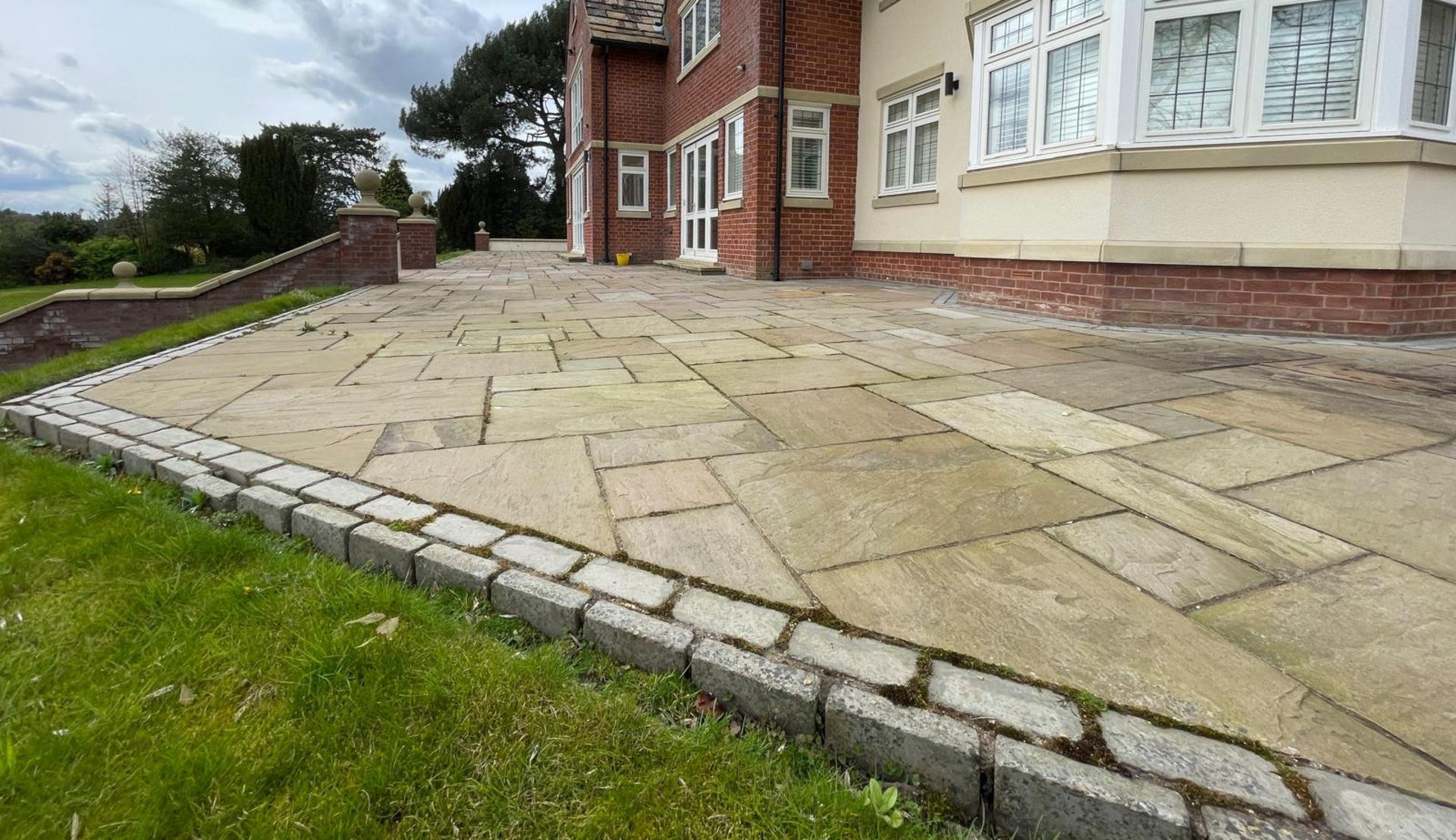 Large Quantity of Yorkstone Paving - Over 340sqm - CL896 - NO VAT ON THE HAMMER - Location: Wilmslow - Image 45 of 57
