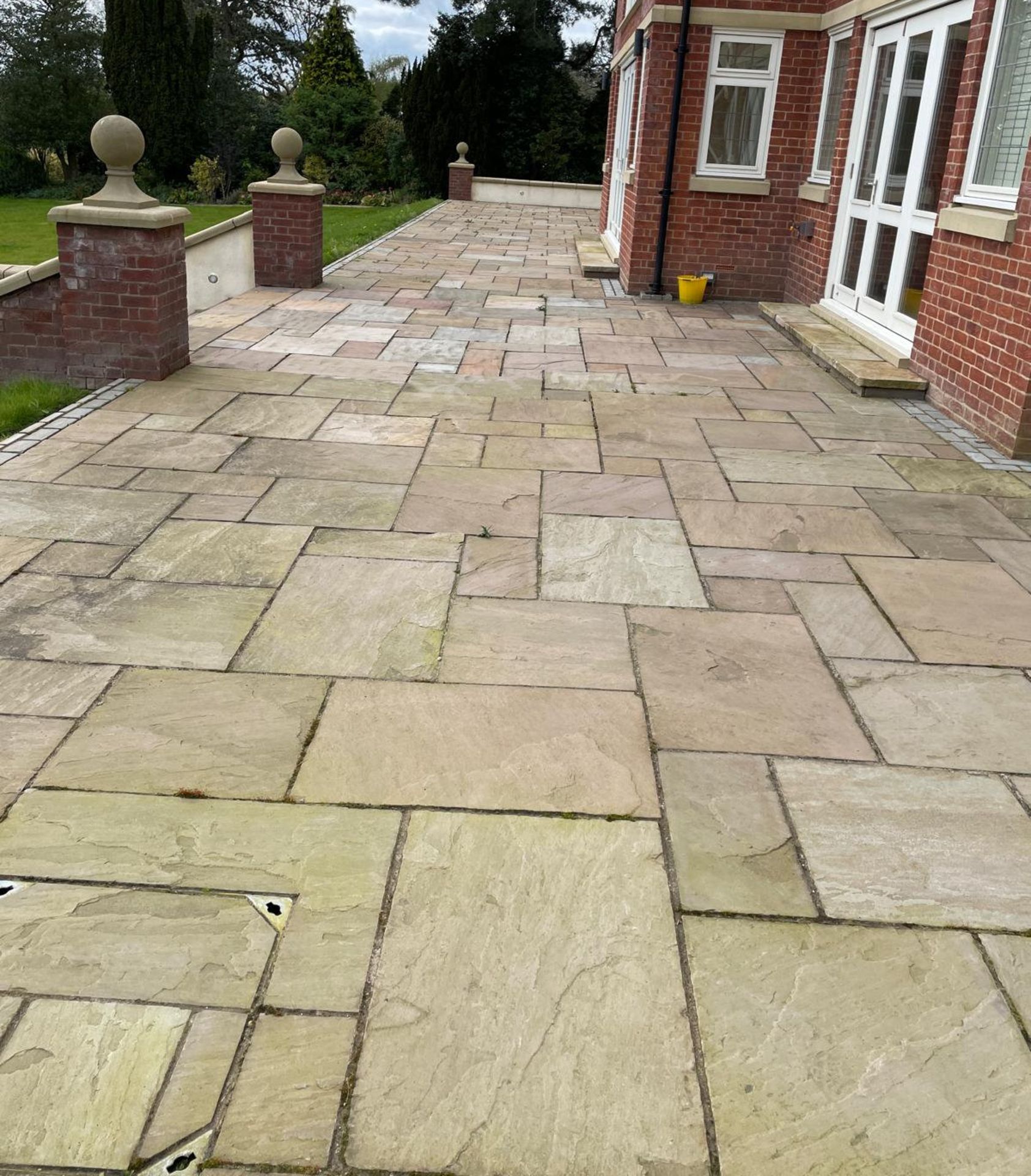 Large Quantity of Yorkstone Paving - Over 340sqm - CL896 - NO VAT ON THE HAMMER - Location: Wilmslow - Image 10 of 57