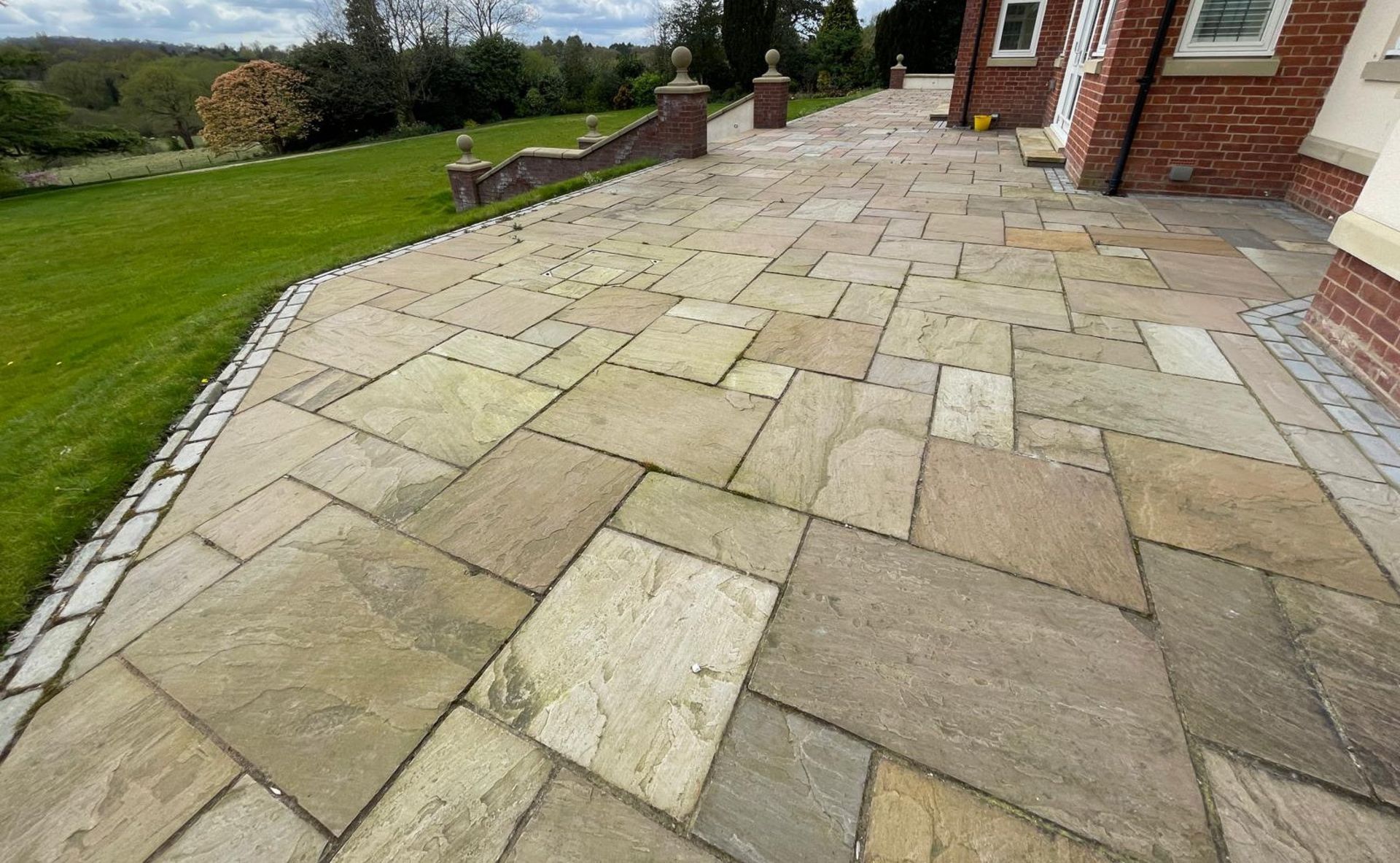 Large Quantity of Yorkstone Paving - Over 340sqm - CL896 - NO VAT ON THE HAMMER - Location: Wilmslow - Image 49 of 57