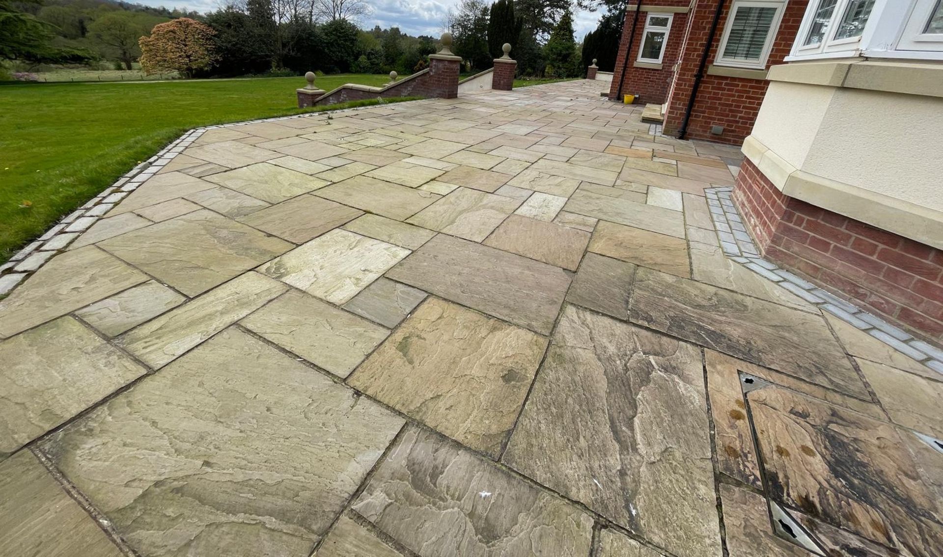 Large Quantity of Yorkstone Paving - Over 340sqm - CL896 - NO VAT ON THE HAMMER - Location: Wilmslow - Image 50 of 57