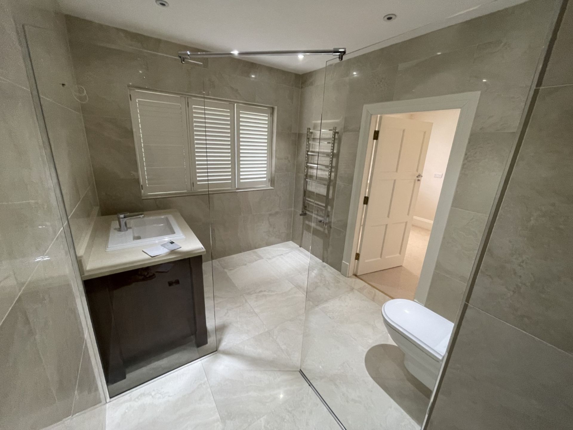 1 x Premium Shower and Enclosure + hansgrohe Controls and Thermostat - Ref: PAN251 / Bed2bth - CL896 - Image 10 of 15