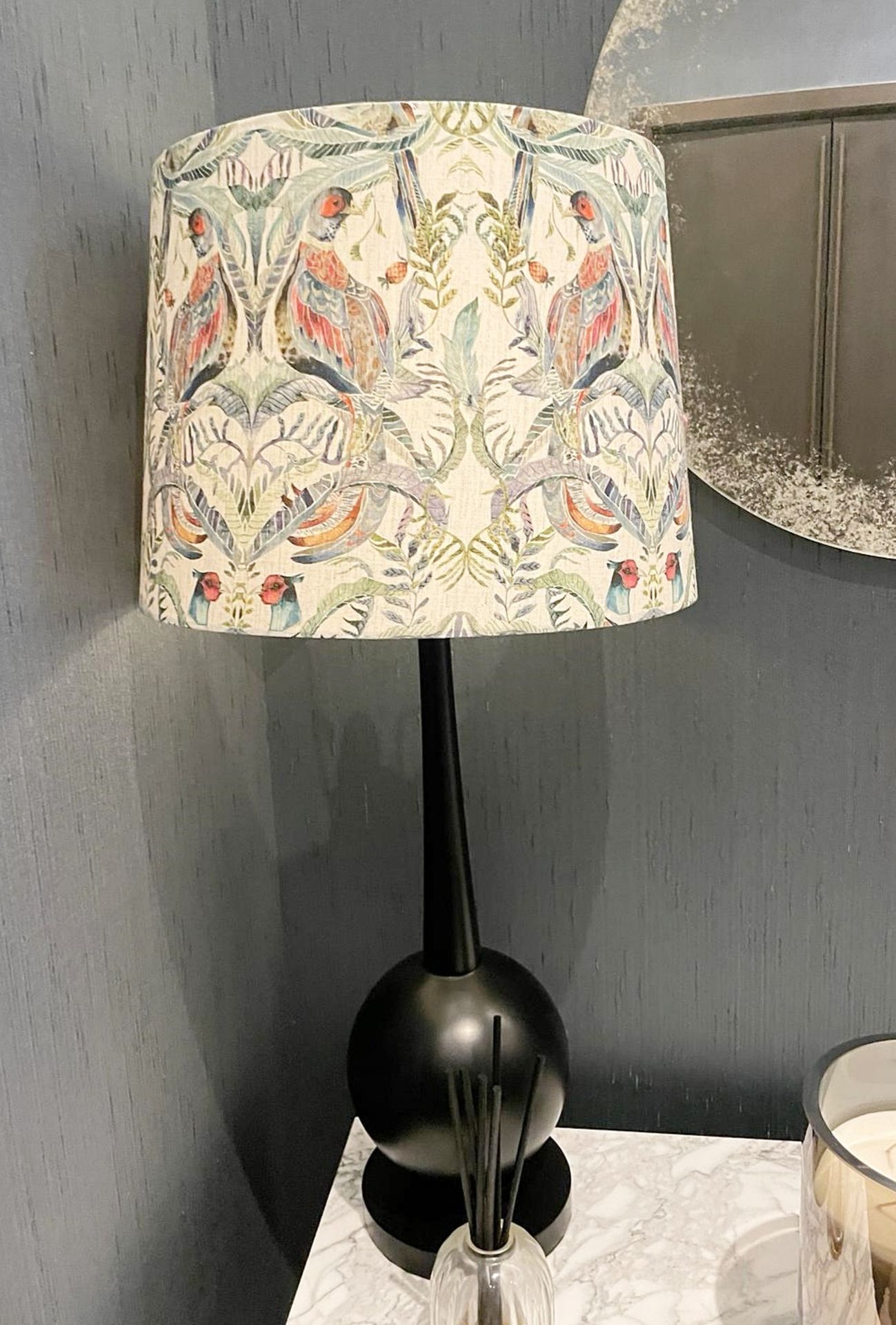 1 x Sleek Designer Table Lamp With Large Decorated Shade, 85cm Tall - CL894 - NO VAT ON THE HAMMER - Image 4 of 7