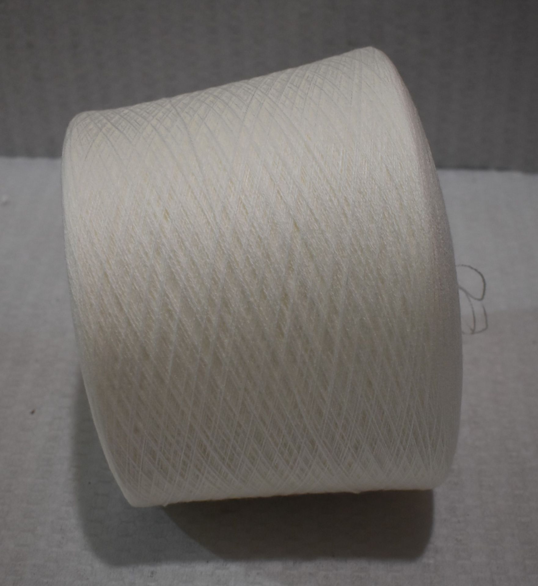 6 x Cones of 28/2 H.B 100% Acrylic Knitting Yarn - Colour: Ivory - Approx Weight: 1,300g - New Stock - Image 2 of 10