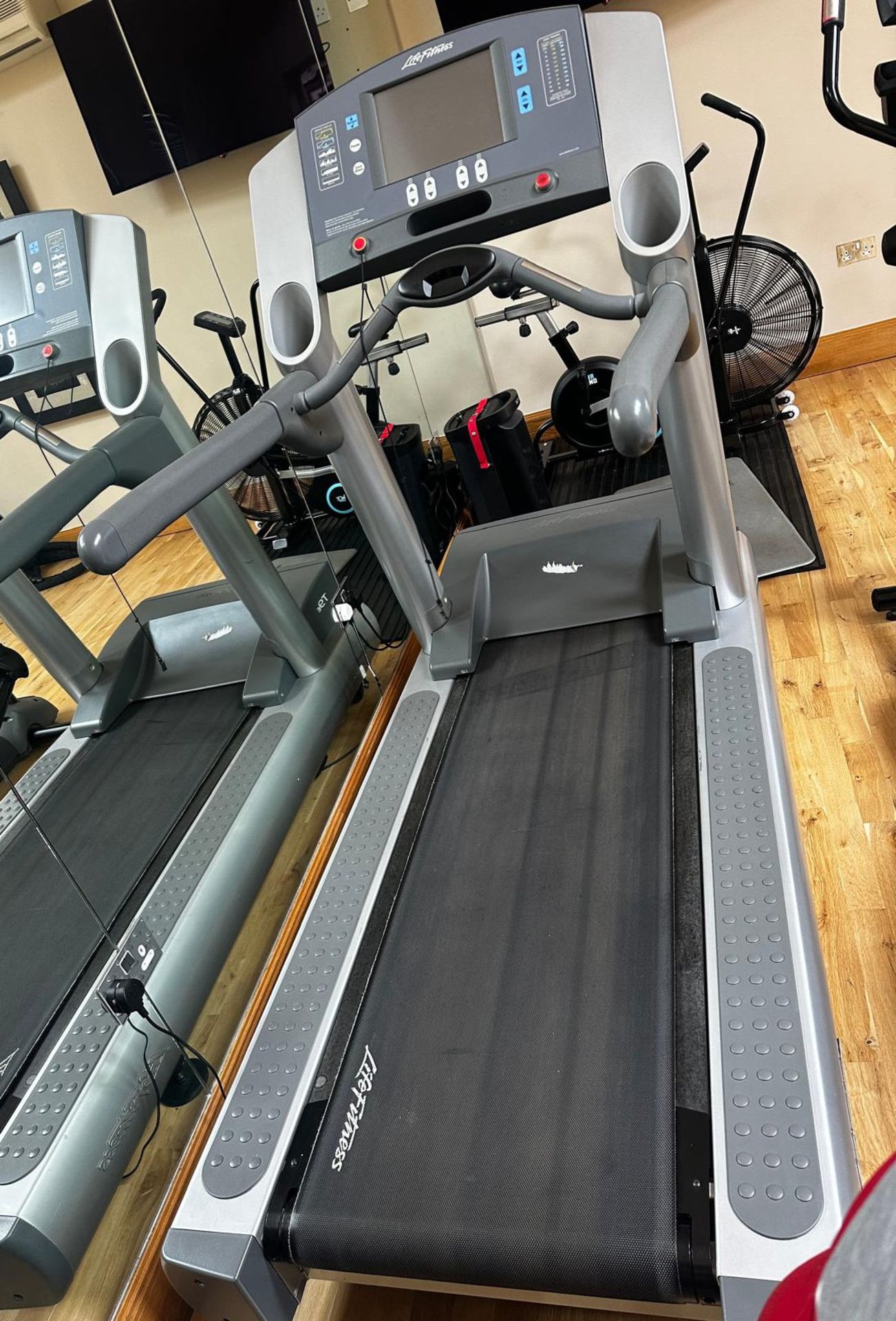 1 x Life Fitness T9E Treadmill - In Good Working Order - CL726 - NO VAT ON THE HAMMER - Image 3 of 6