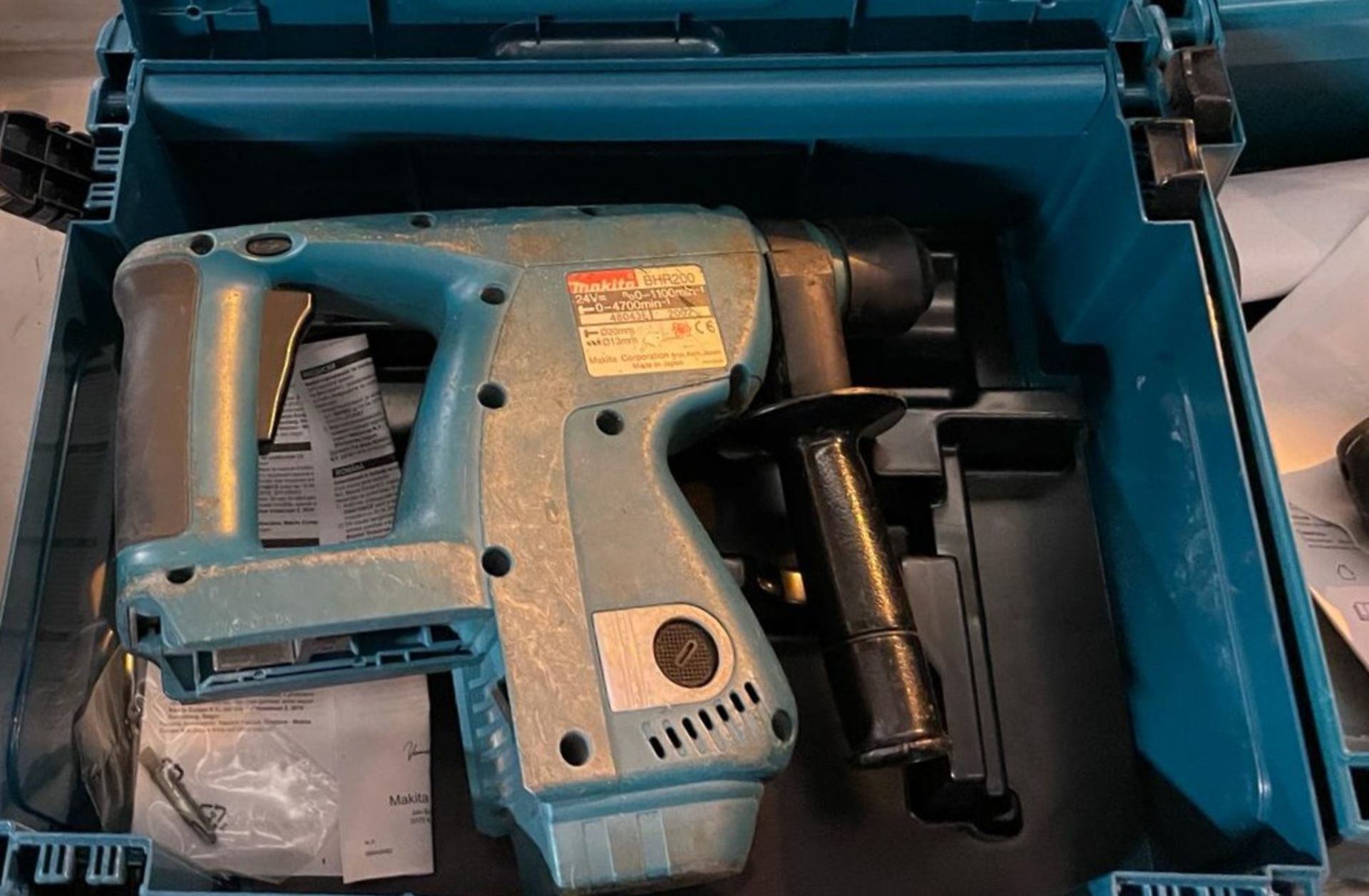 1 x Makita BHR200 110v Cordless Rotary Hammer Drill With Case - Image 4 of 7