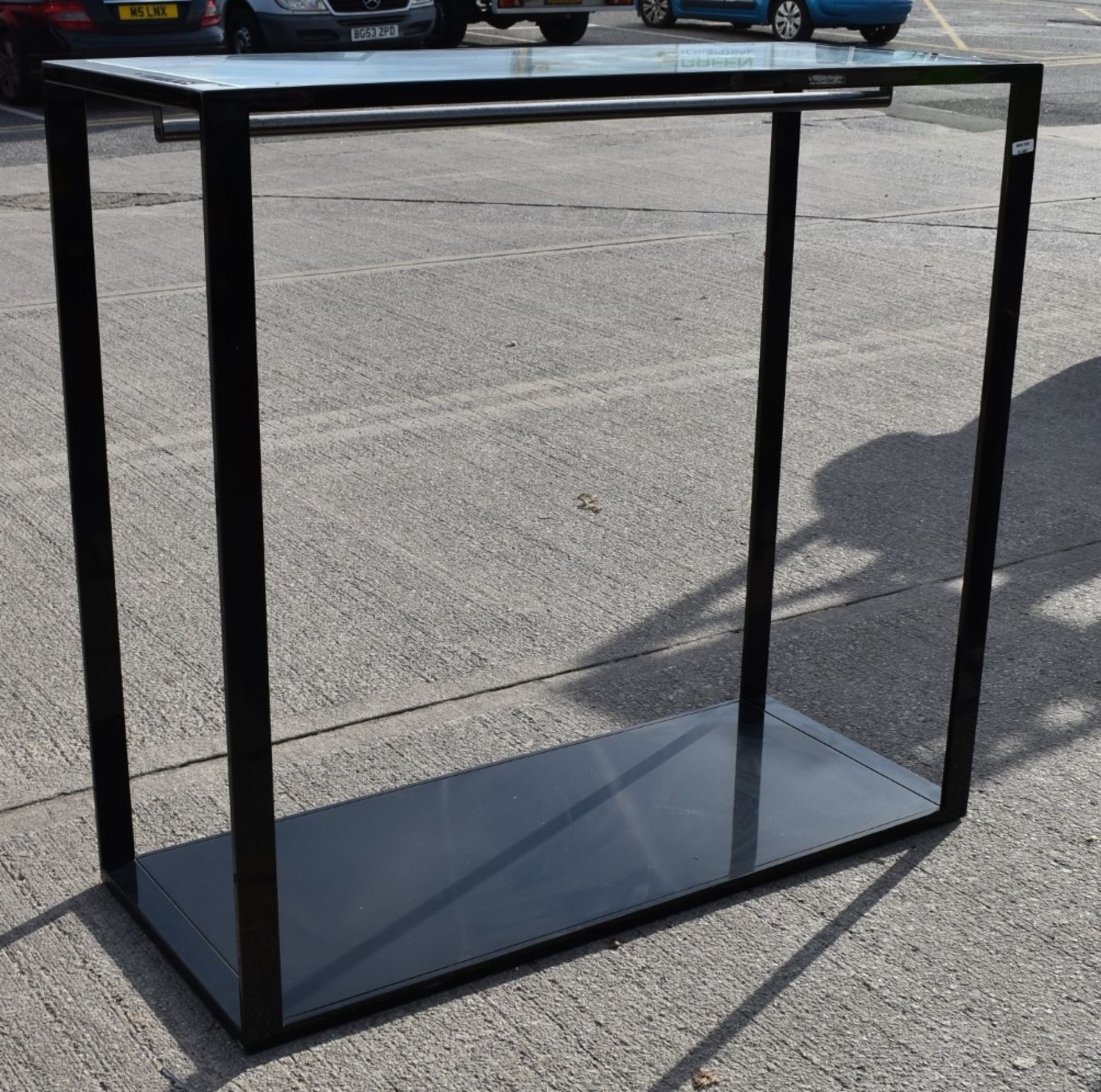 1 x Glass Topped Department Store Display Rail In Black - Ref: HOC120 WH2 - CL987 - Location: - Image 2 of 5