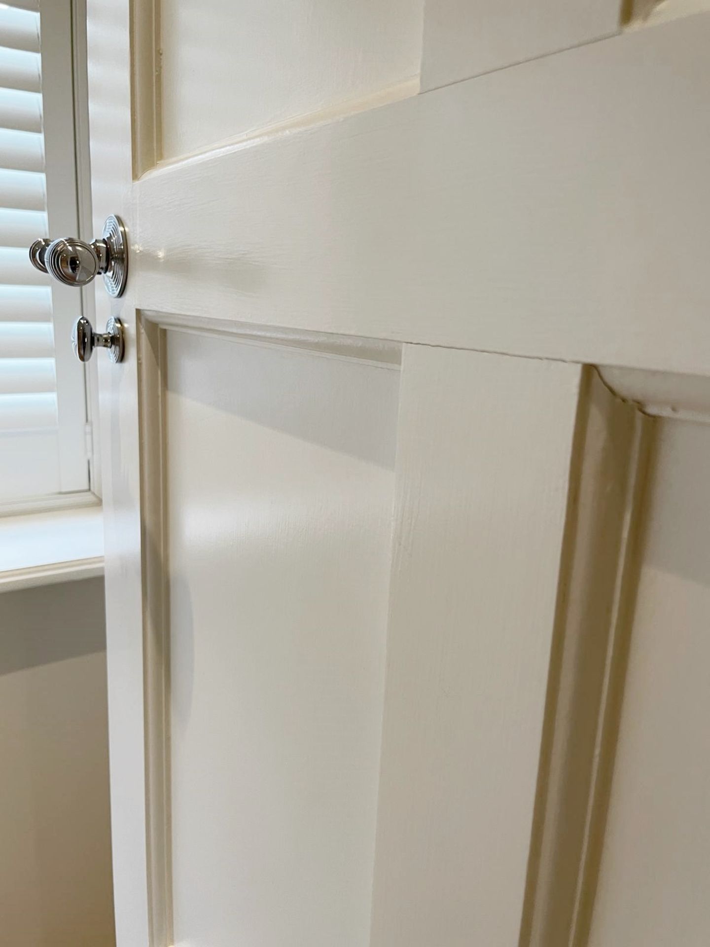 1 x Solid Wood Lockable Internal Bathroom Door Painted White - Includes Hinges and Handles - Ref: - Image 3 of 8