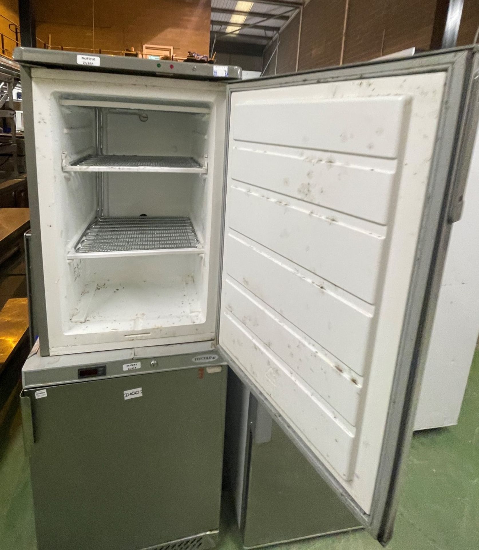 1 x Zanussi Undercounter Freezer With Silver Finish - Image 2 of 3